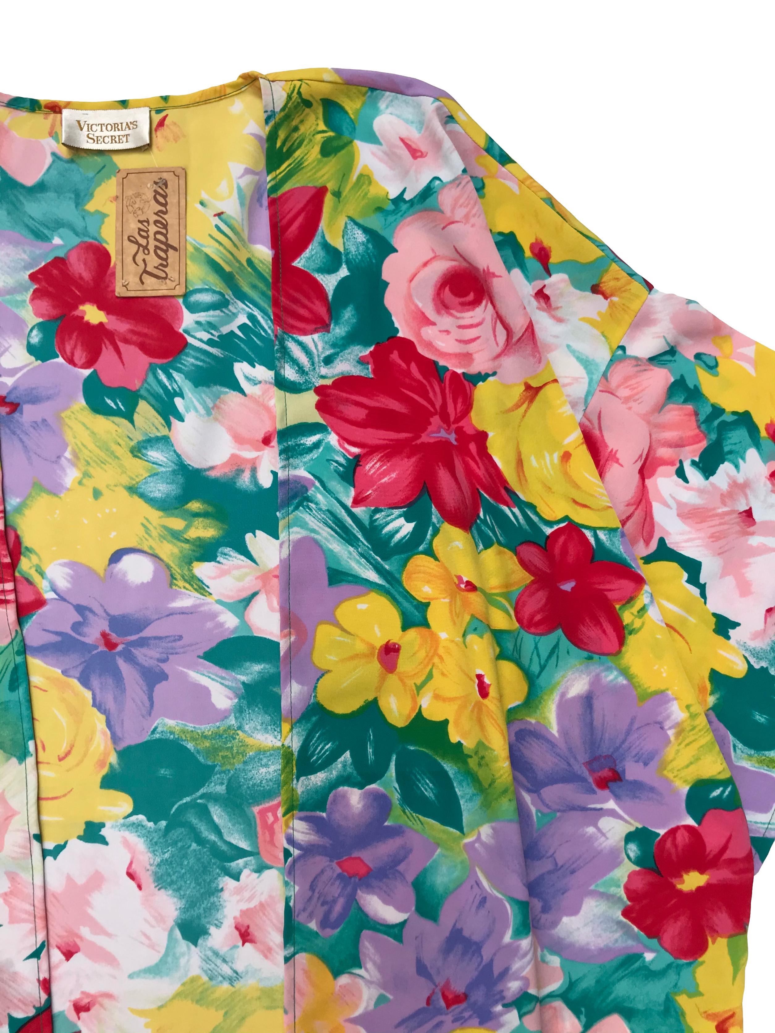 Capa kimono Victoria´s Secret de tela plana floreada, manga 3/4 y bolsillos laterales. One size. Largo 87cm. Precio original S/ 249