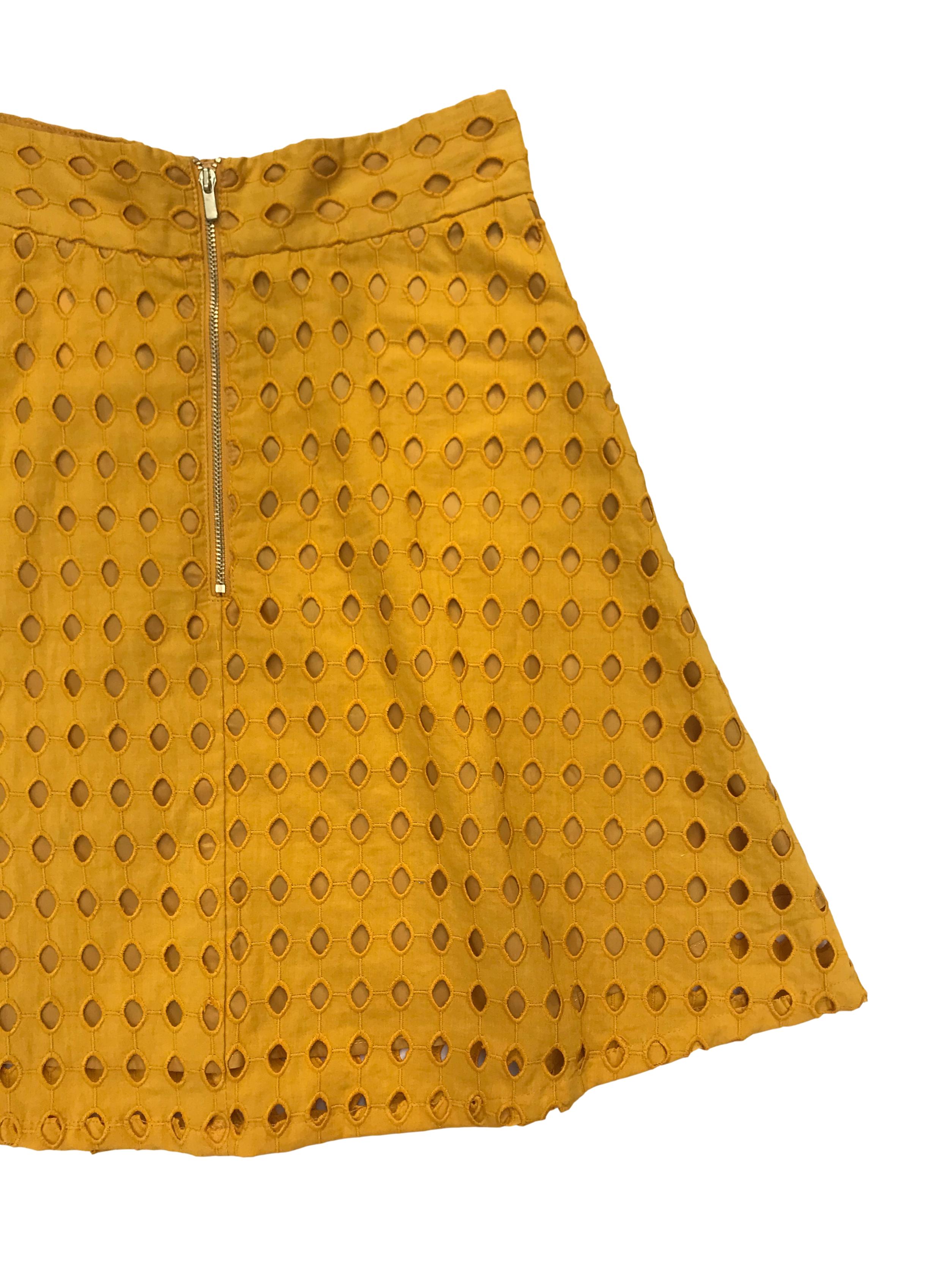 Falda H&M 100% algodón mostaza con patrón calado, corte semicampana, con forro, cierre y botón posterior. Cintura 66cm Largo 50cm. Precio original S/ 129