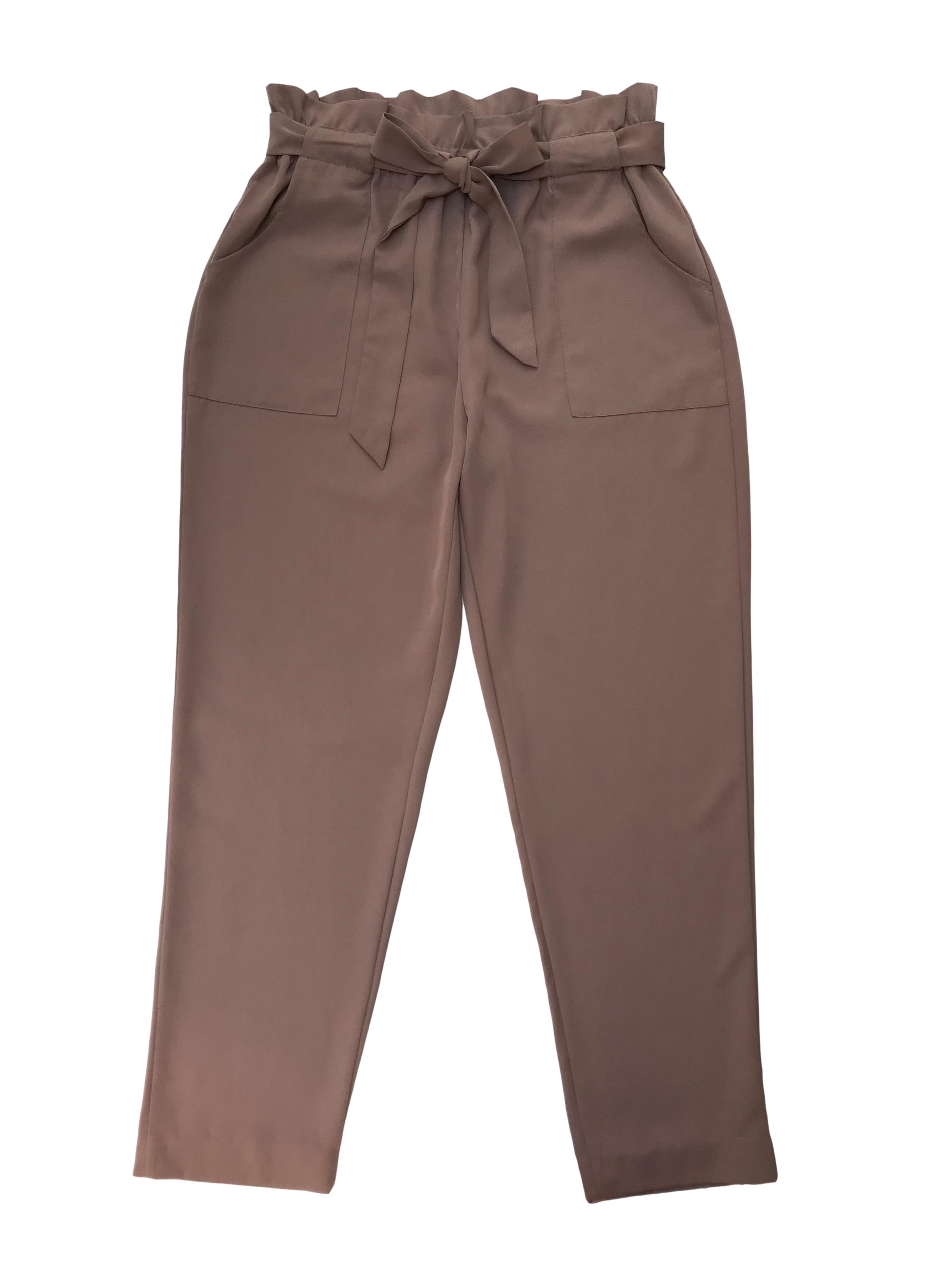 Pantalón paper bag beige de tela fluida, tiene bolsillos laterales y corte slim. Cintura 76cm sin estirar Cadera 110cm
