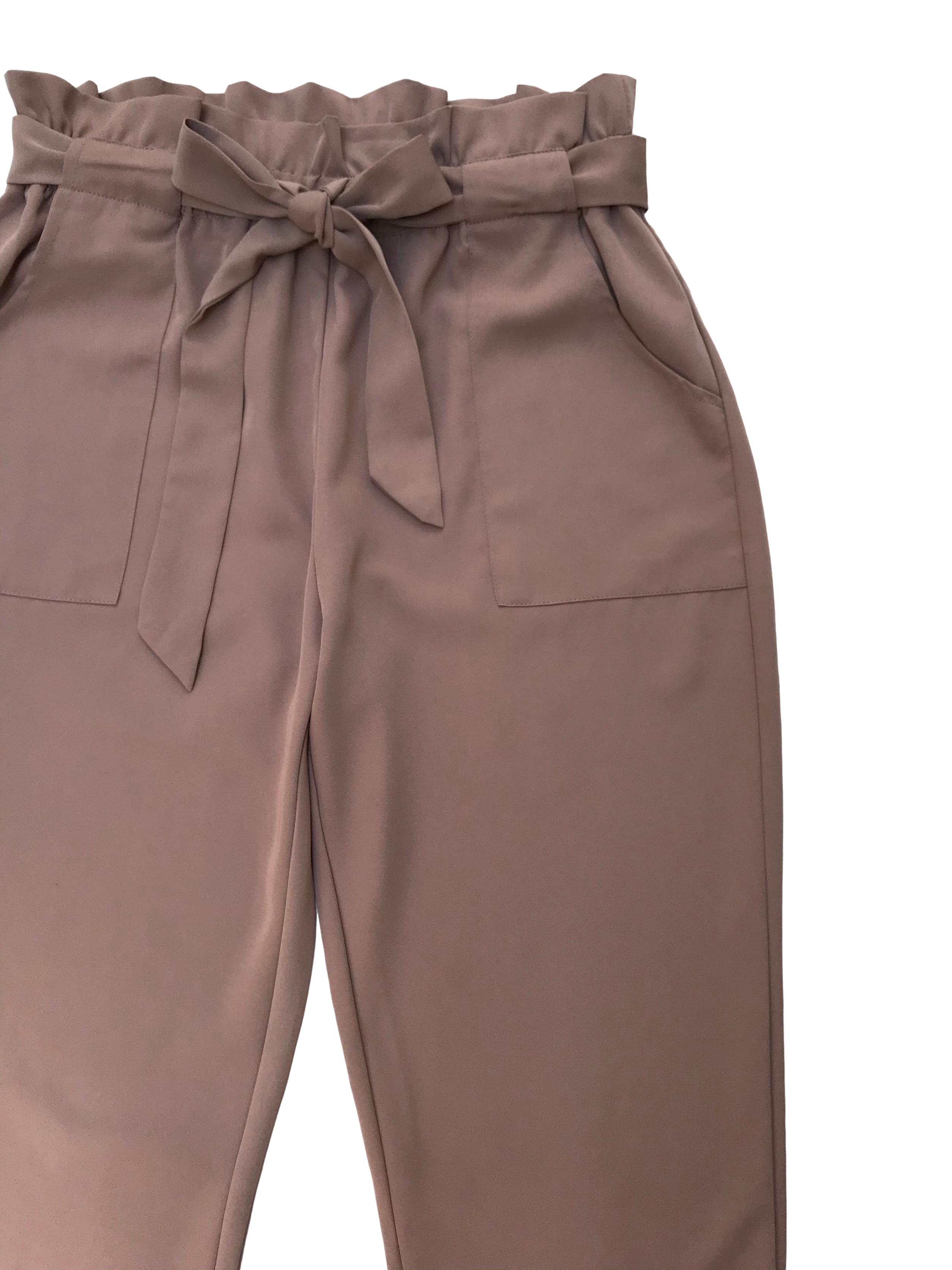 Pantalón paper bag beige de tela fluida, tiene bolsillos laterales y corte slim. Cintura 76cm sin estirar Cadera 110cm