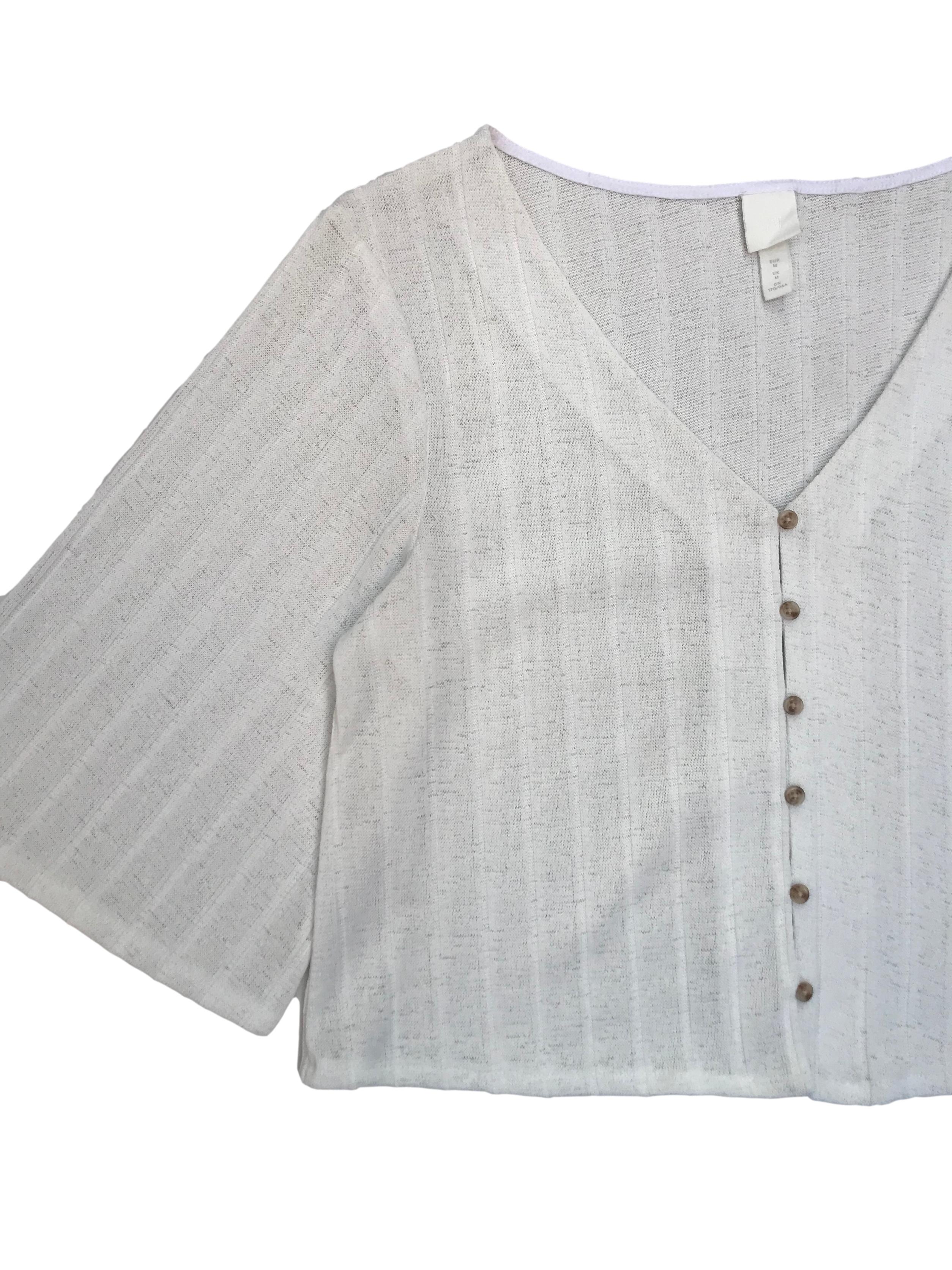 Cardigan H&M con textura en franjas, cuello pico con botones al centro y manga 4/5 campana. Largo 50cm