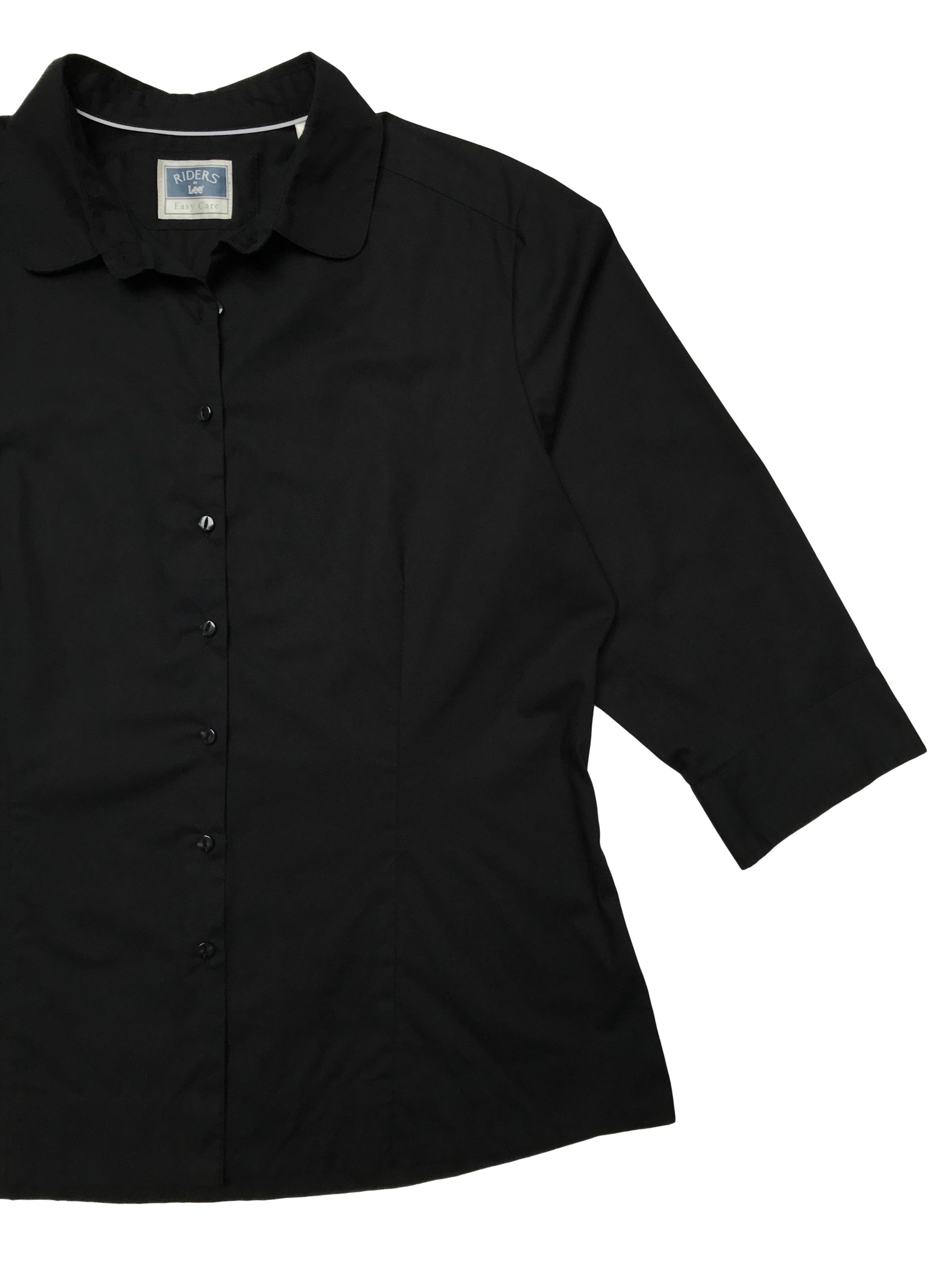 Blusa Lee con cuello redondeado, negra  de algodón camisa, mangas 3/4 con botones, tiene pinzas. Busto 120 Cintura 100cm Largo 62cm. Precio original S/ 140