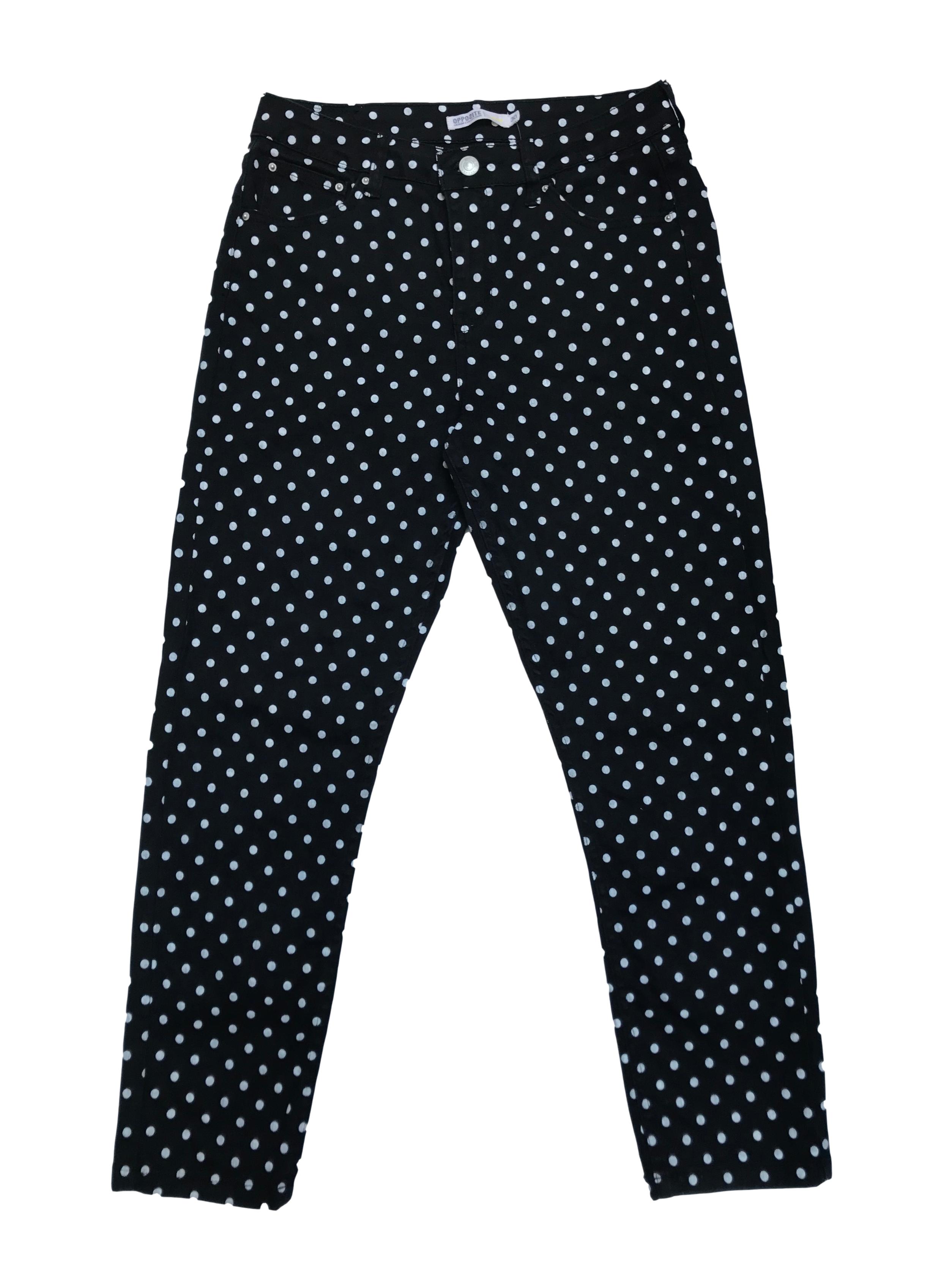 Pantalón Opposite a la cintura, corte mom jean negro con estampado de lunares blancos. Cintura 76 cm