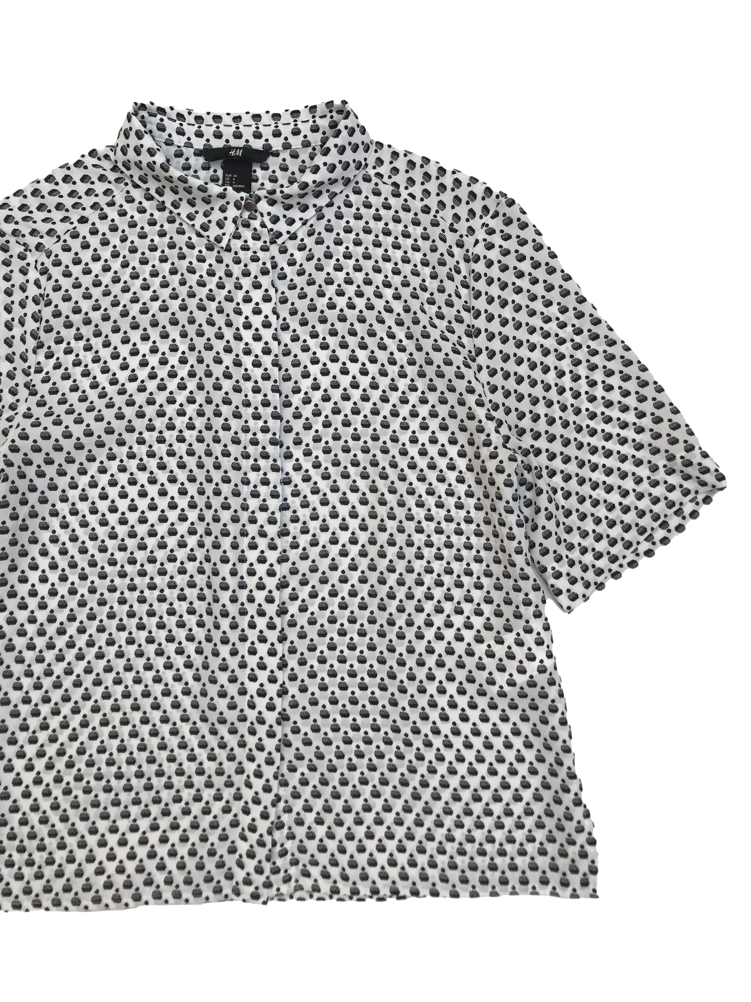 Blusa H&M tipo gasa blanca con print negro, corte oversize, camisera con canesú en la espalda. Largo 53cm