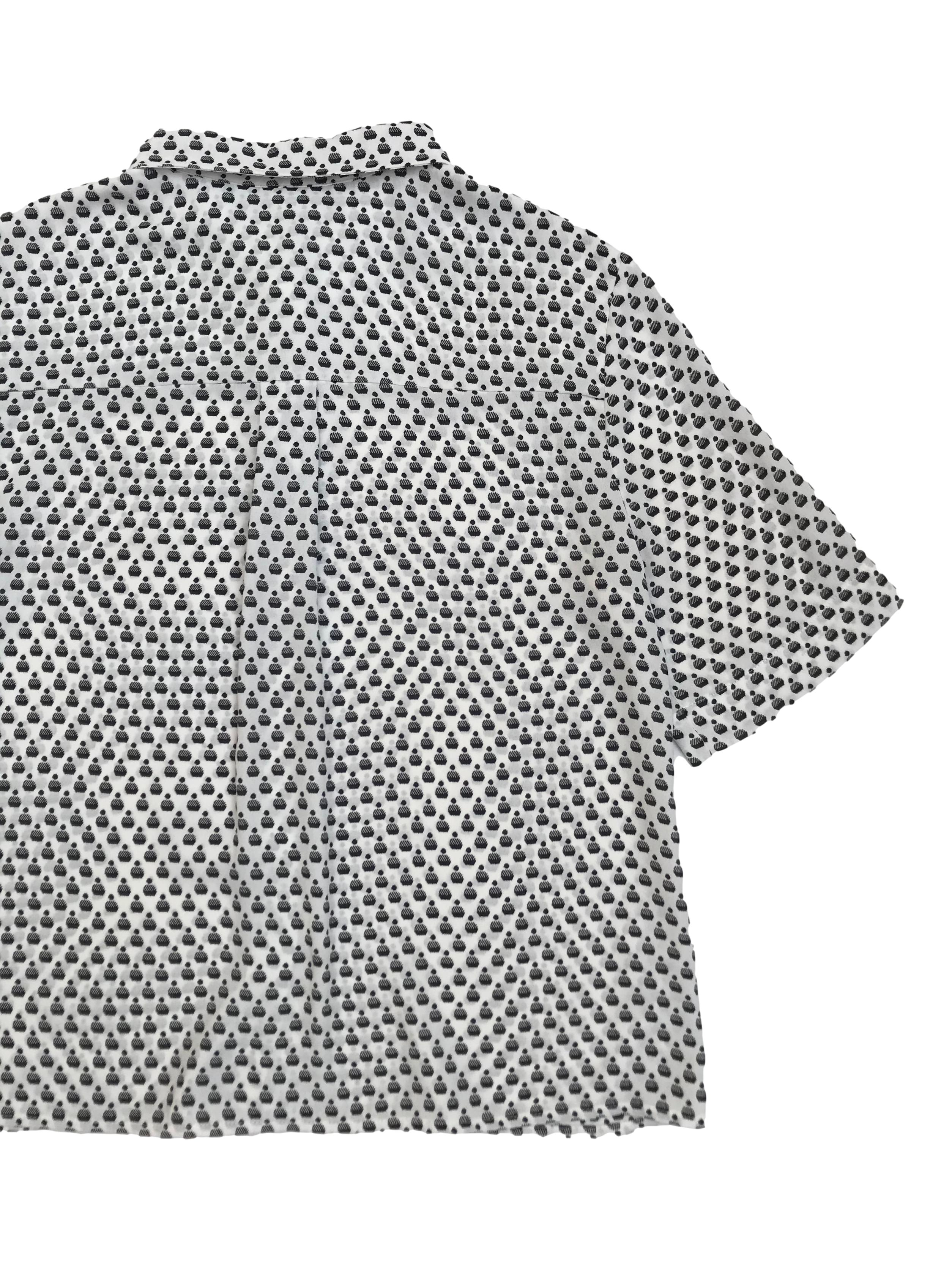 Blusa H&M tipo gasa blanca con print negro, corte oversize, camisera con canesú en la espalda. Largo 53cm