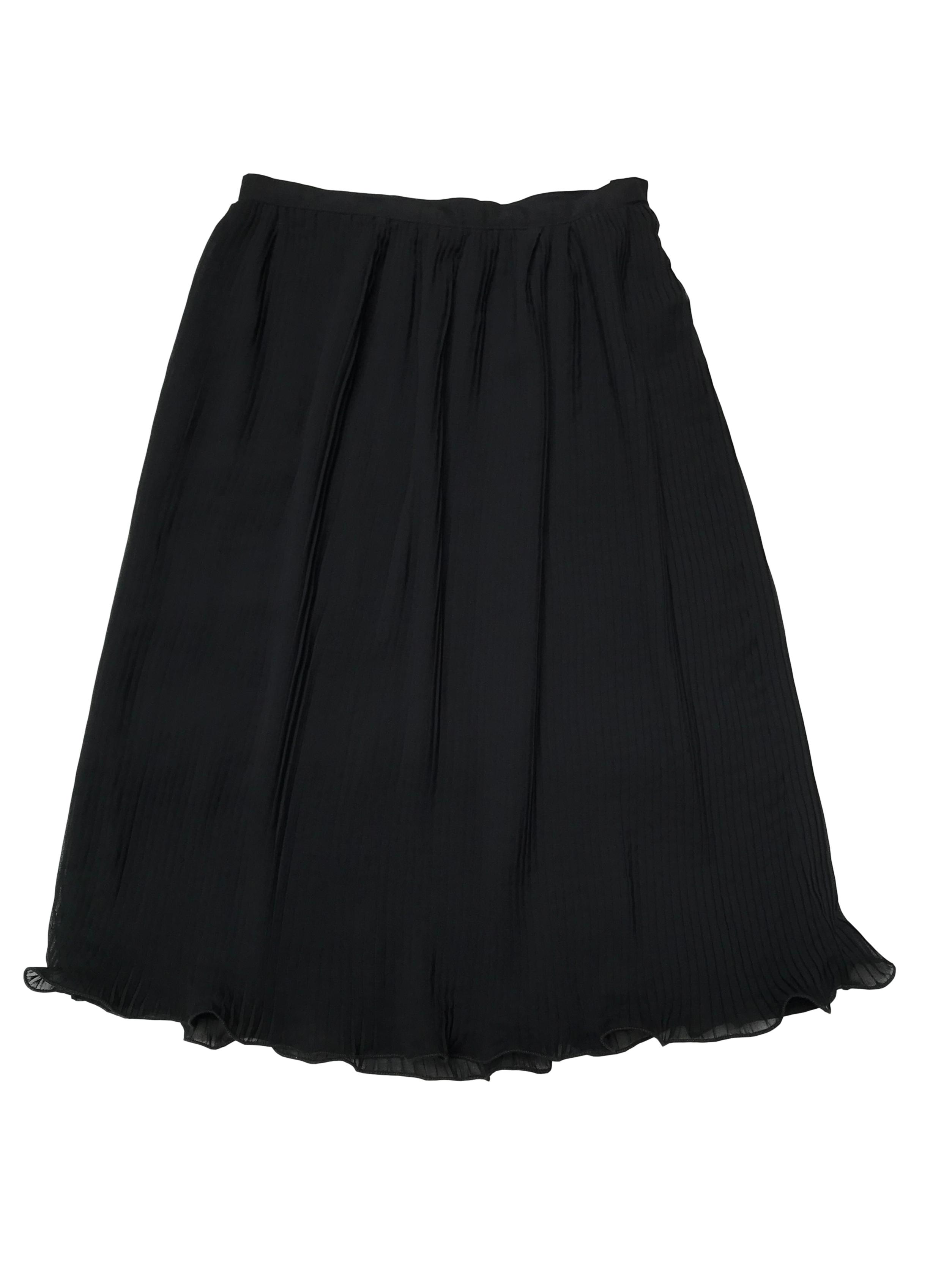 Falda midi de gasa plisada negra, forrada, cierra con broches al lado. Cintura 76 cm Largo: 75 cm