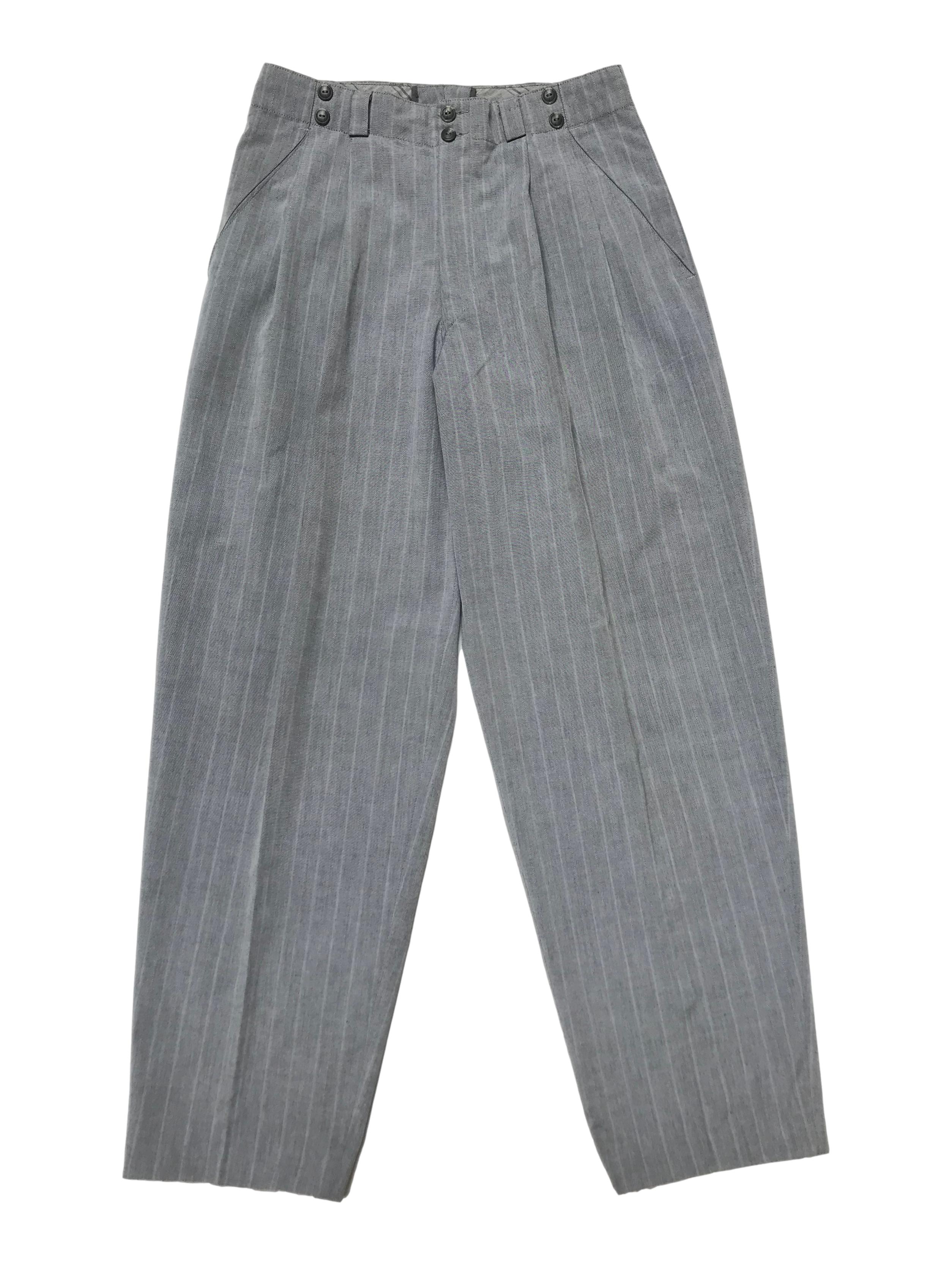 Pantalón vintage con pinzas, tipo sastre plomo con líneas al tono, cintura alta con detalle botones, tiene bolsillos laterales y uno trasero. Cintura 78 cm