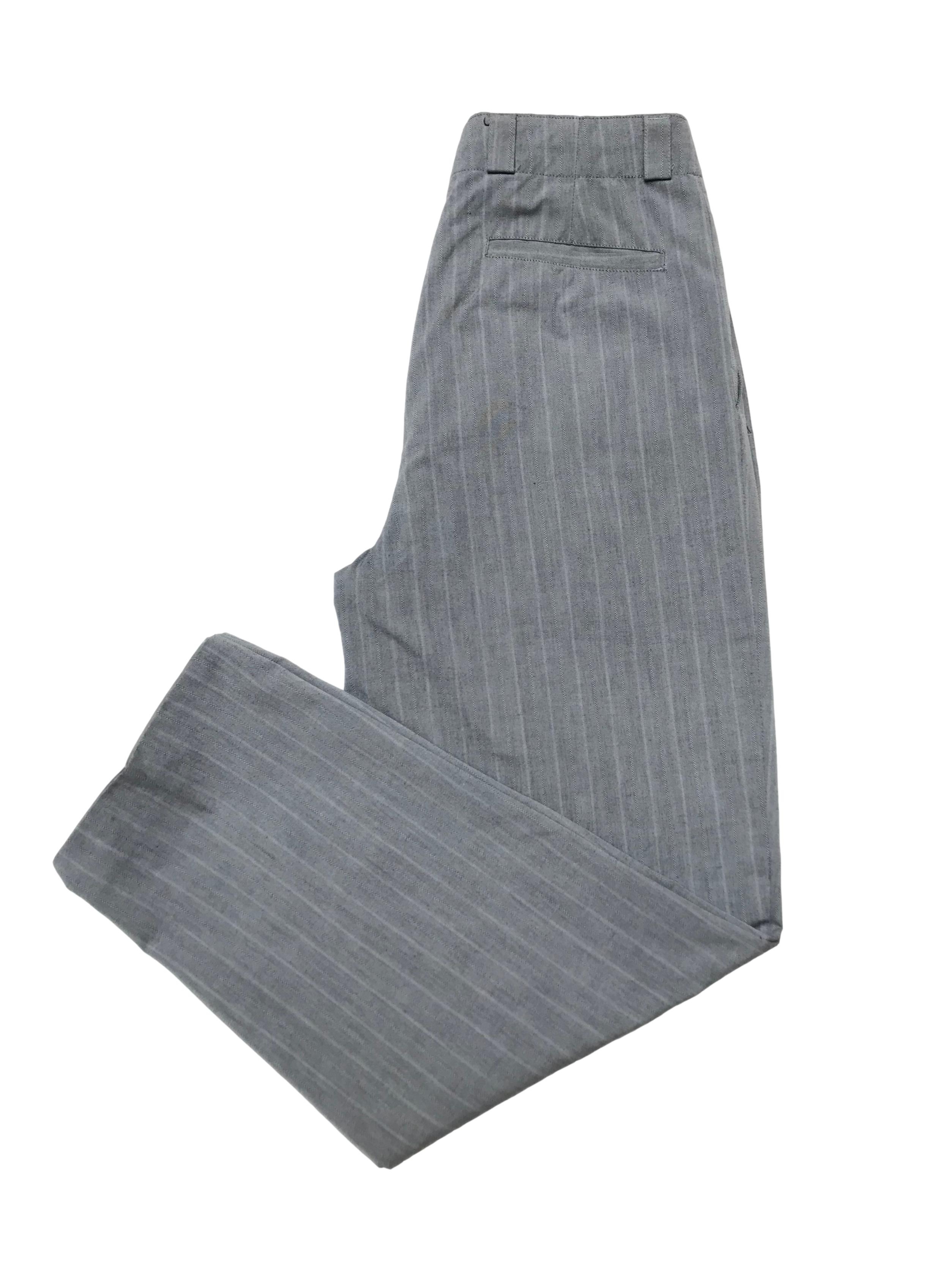 Pantalón vintage con pinzas, tipo sastre plomo con líneas al tono, cintura alta con detalle botones, tiene bolsillos laterales y uno trasero. Cintura 78 cm