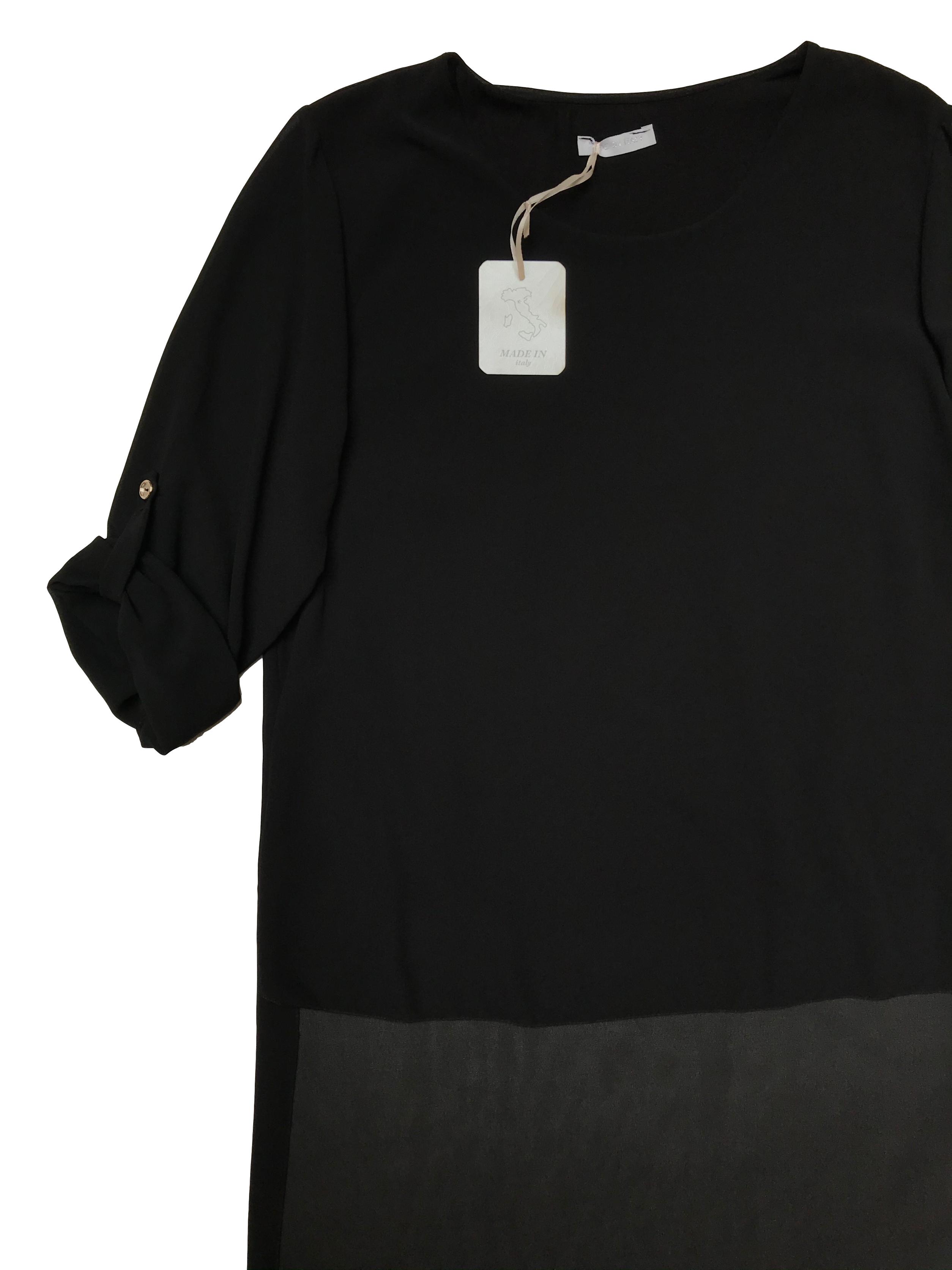 Blusa asimétrica de gasa negra, lleva forro y tiene mangas de largo regulable con botón. Nueva con etiqueta. Busto 100cm Largo 59 - 110cm