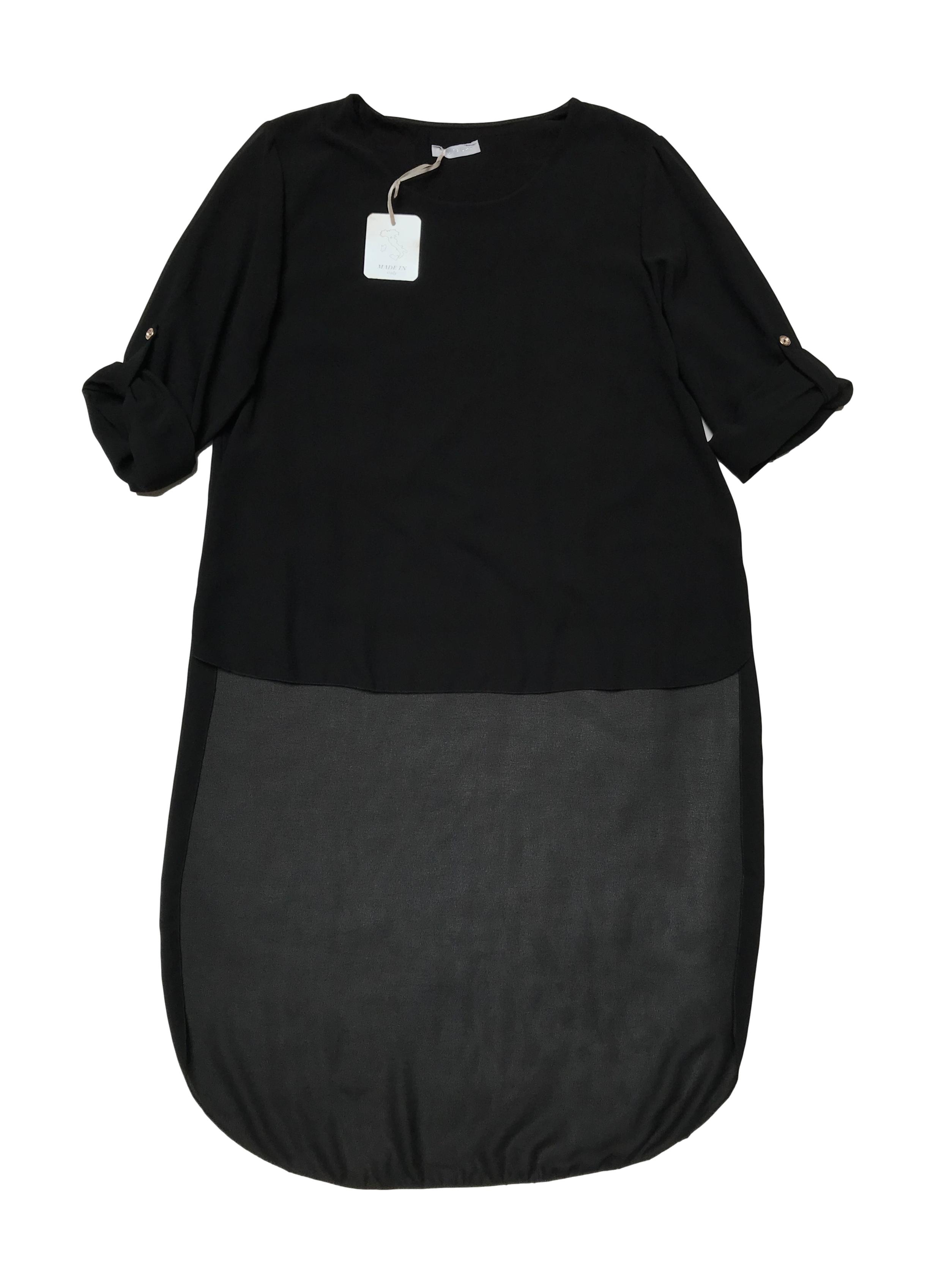 Blusa asimétrica de gasa negra, lleva forro y tiene mangas de largo regulable con botón. Nueva con etiqueta. Busto 100cm Largo 59 - 110cm