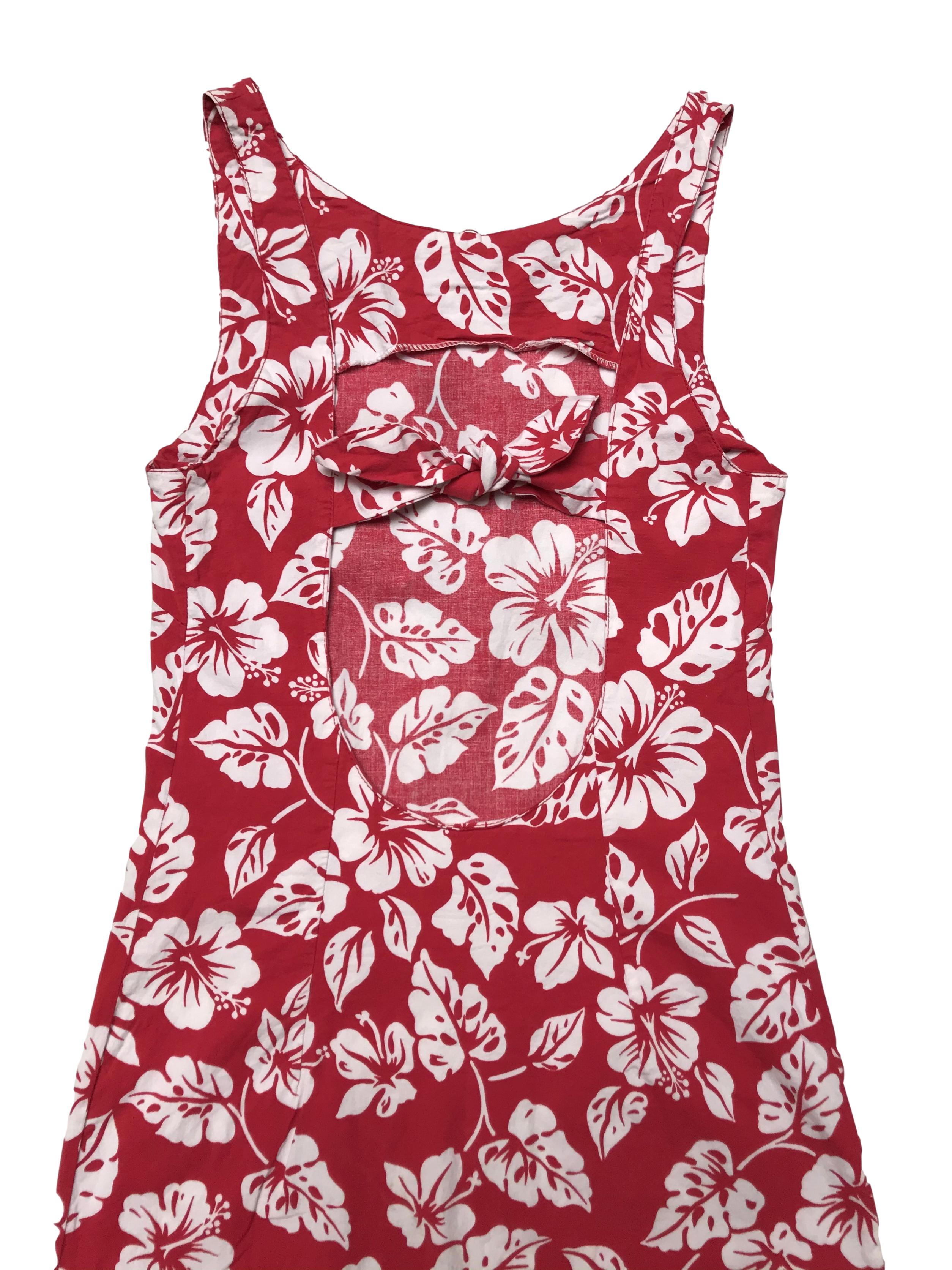 Vestido rojo ligeramente stretch con print tropical blanco, escote en la espalda con lazo, tela tipo algodón camisa con spandex. Largo 88cm