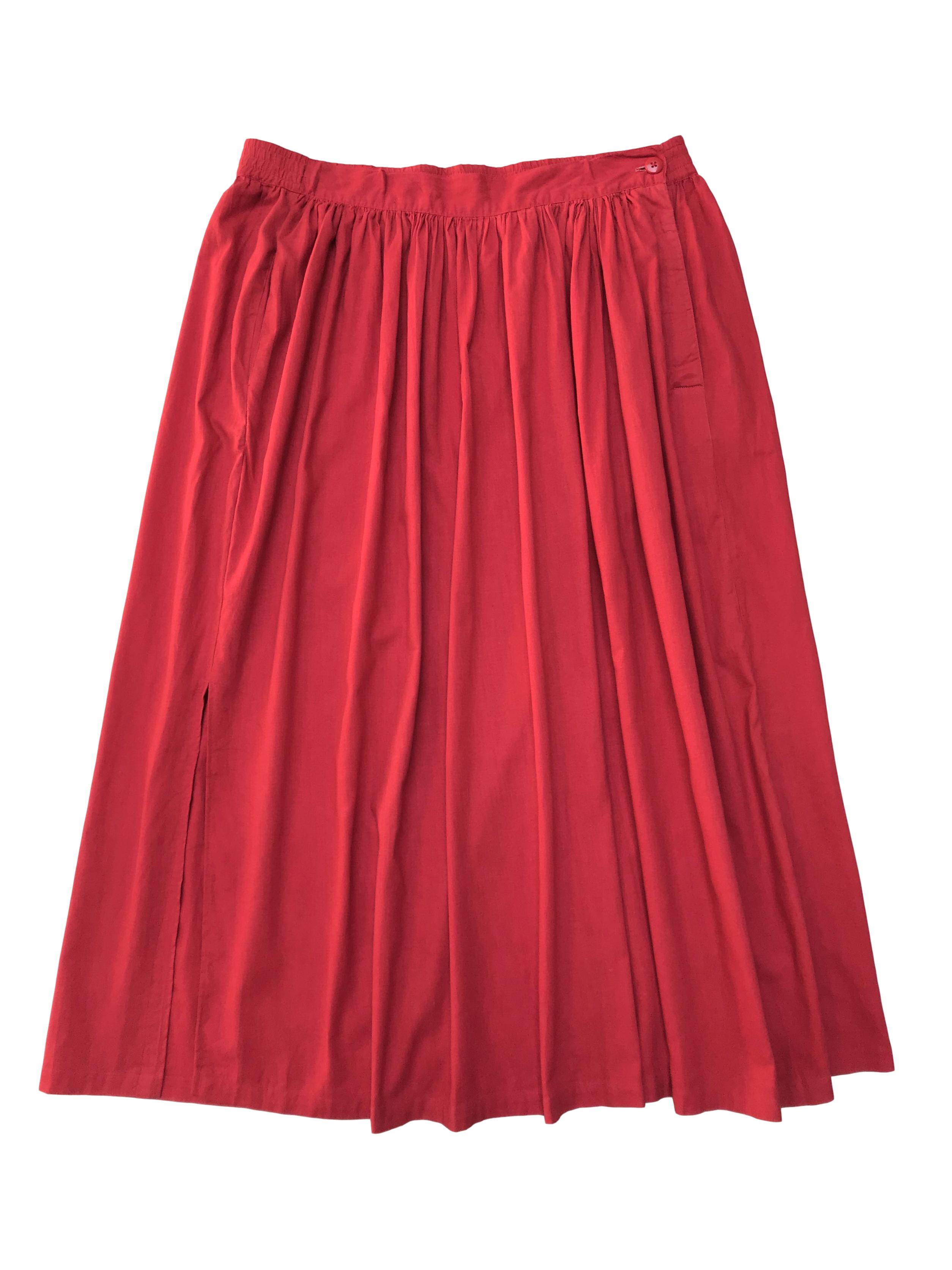 Falda larga vintage roja con  bolsillos laterales, cierra con botones al lado y tiene abertura en la basta. Cintura 90cm Largo 87cm
