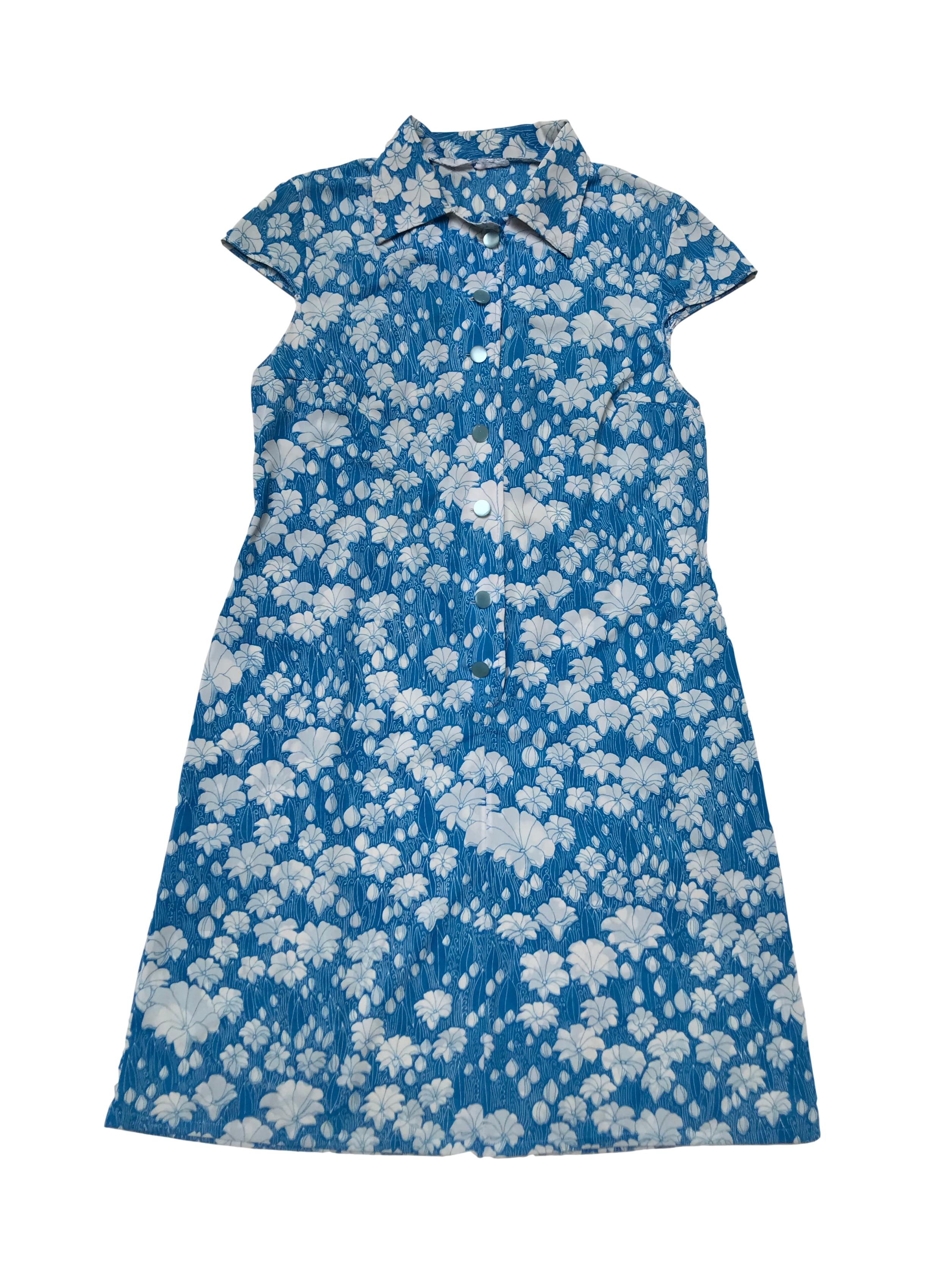 Vestido vintage remodelado, tela delgada azul con print de flores blancas. Tiene dos zurcidos invisibles en la espalda. Busto 106cm Largo 95cm