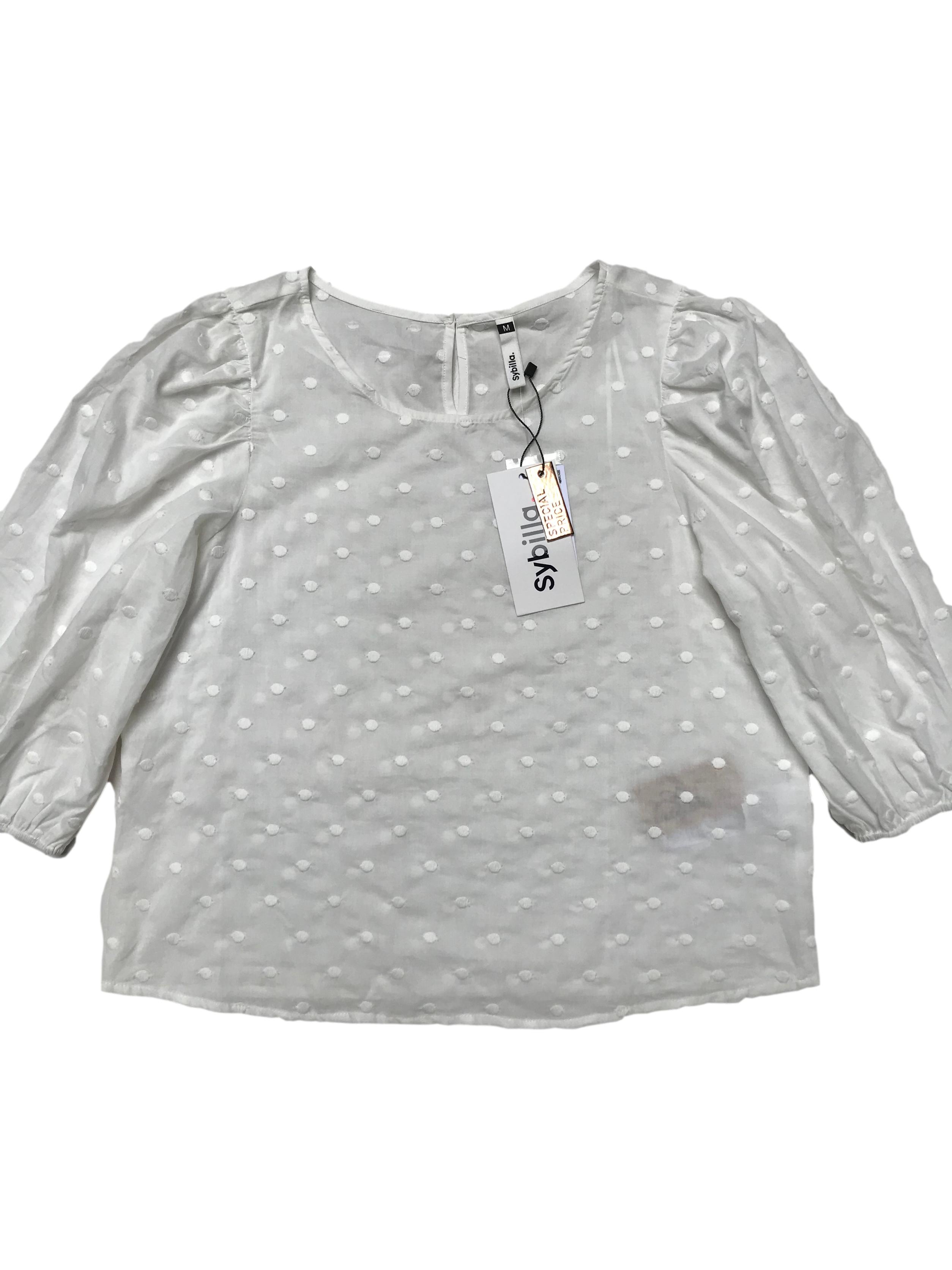 Blusa Sybilla blanca con textura de puntos bordados 100% algodón, mangas 3/4 bombachas con elástico y botón posterior en el cuello. Busto 100cm Largo 51cmNuevo con etiqueta