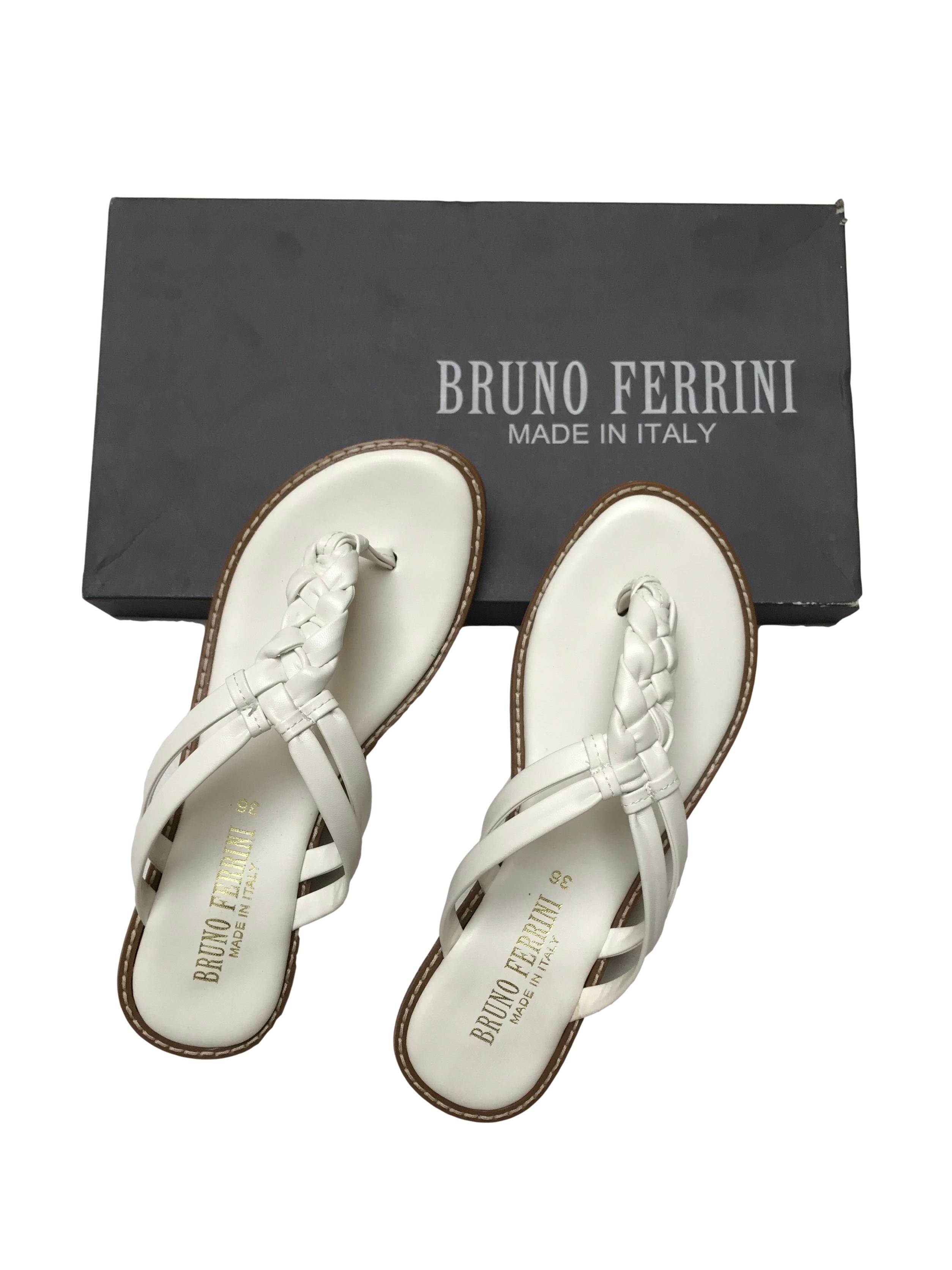 Sandalias Bruno Ferrini blancas de dos tiras trenzadas, taco 2.5cm. Nuevas en caja, precio original S/ 169