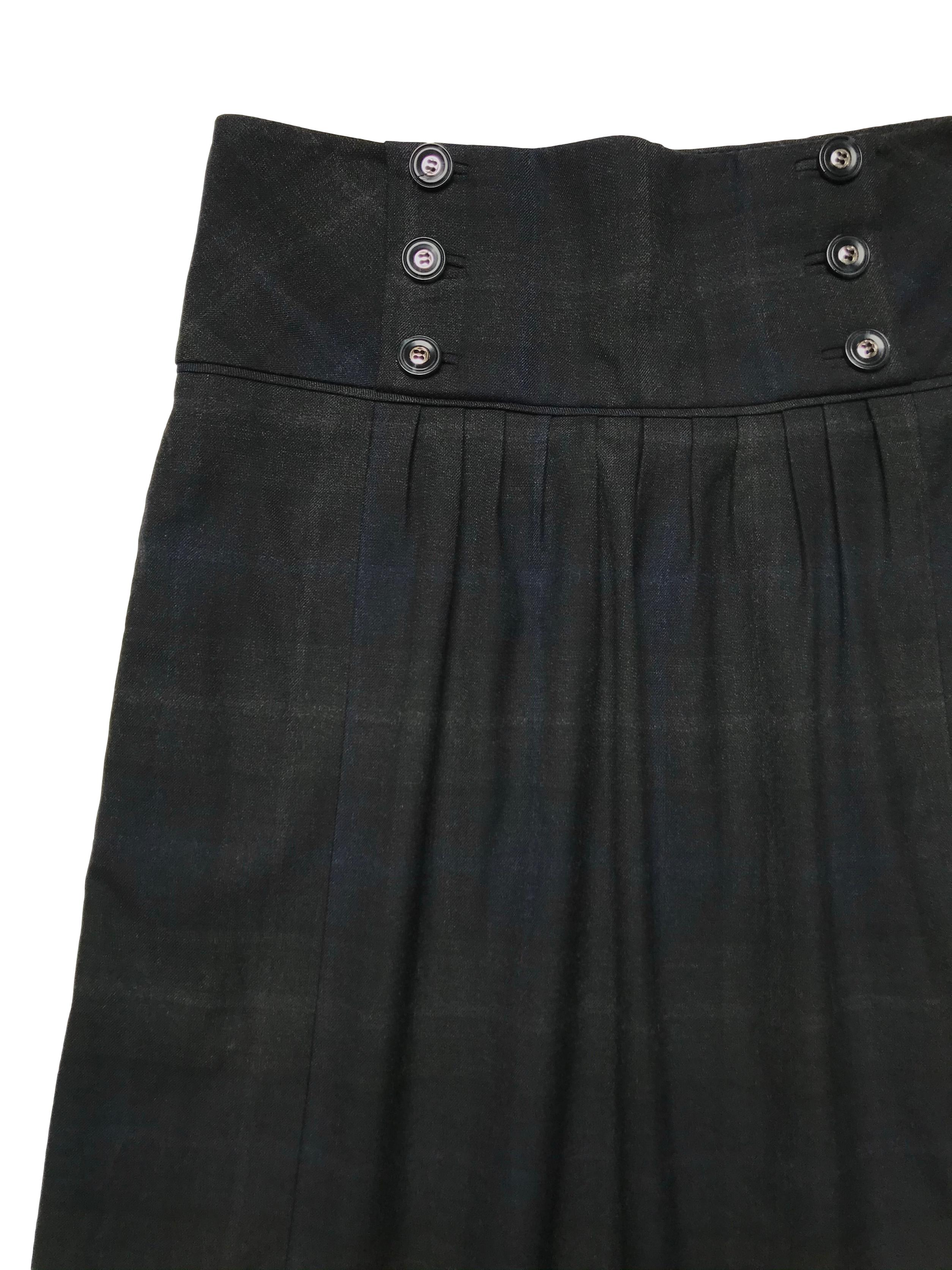 Falda Mango a cuadros negros y azules, tela tipo sastre con forro, pretina ancha con botones, bolsillos laterales y cierre al lado. Cintura 72cm Largo 55cm. Precio original S/ 219