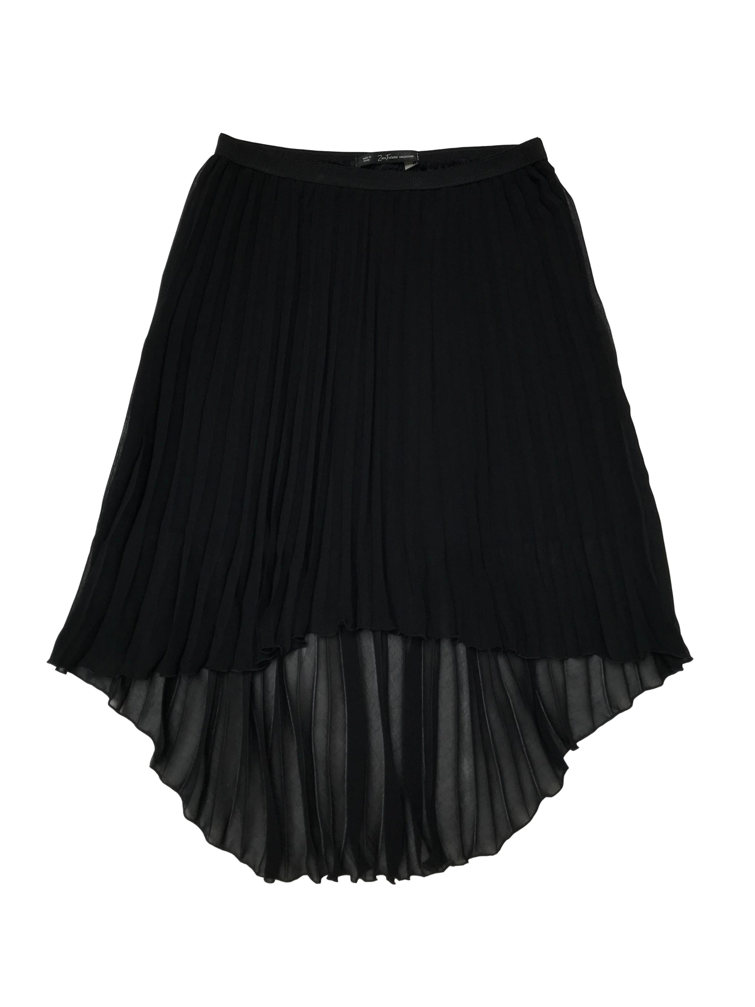 Falda asimétrica Zara negra plisada, tiene forro corto y pretina elástica. Largo 45 - 65cm. Precio original S/ 129