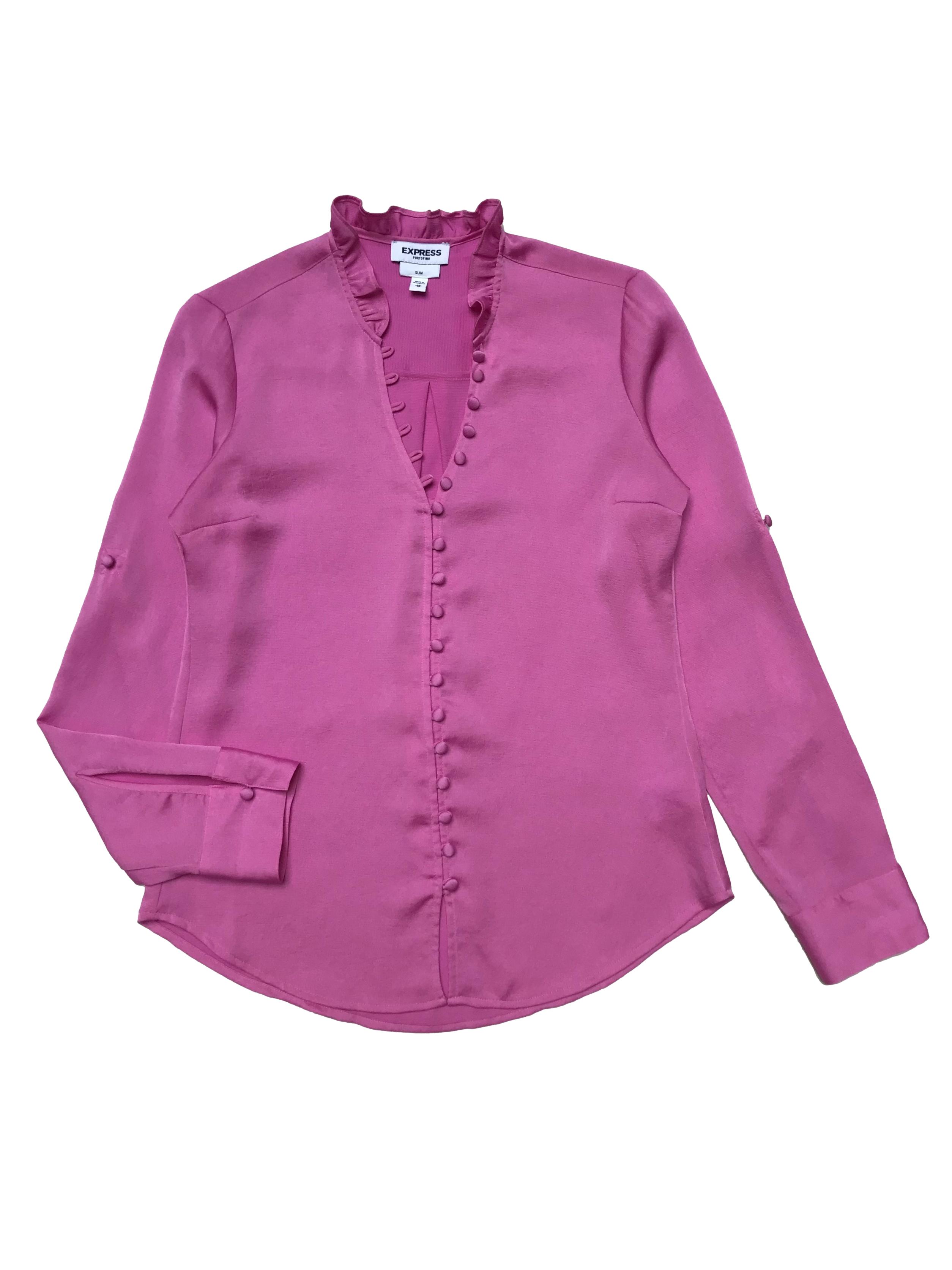 Blusa Express rosa chicle con fila de botones forrados y bobo en el cuello, mangas regulables con botón, es suelta. Busto 96cm Largo 60cm