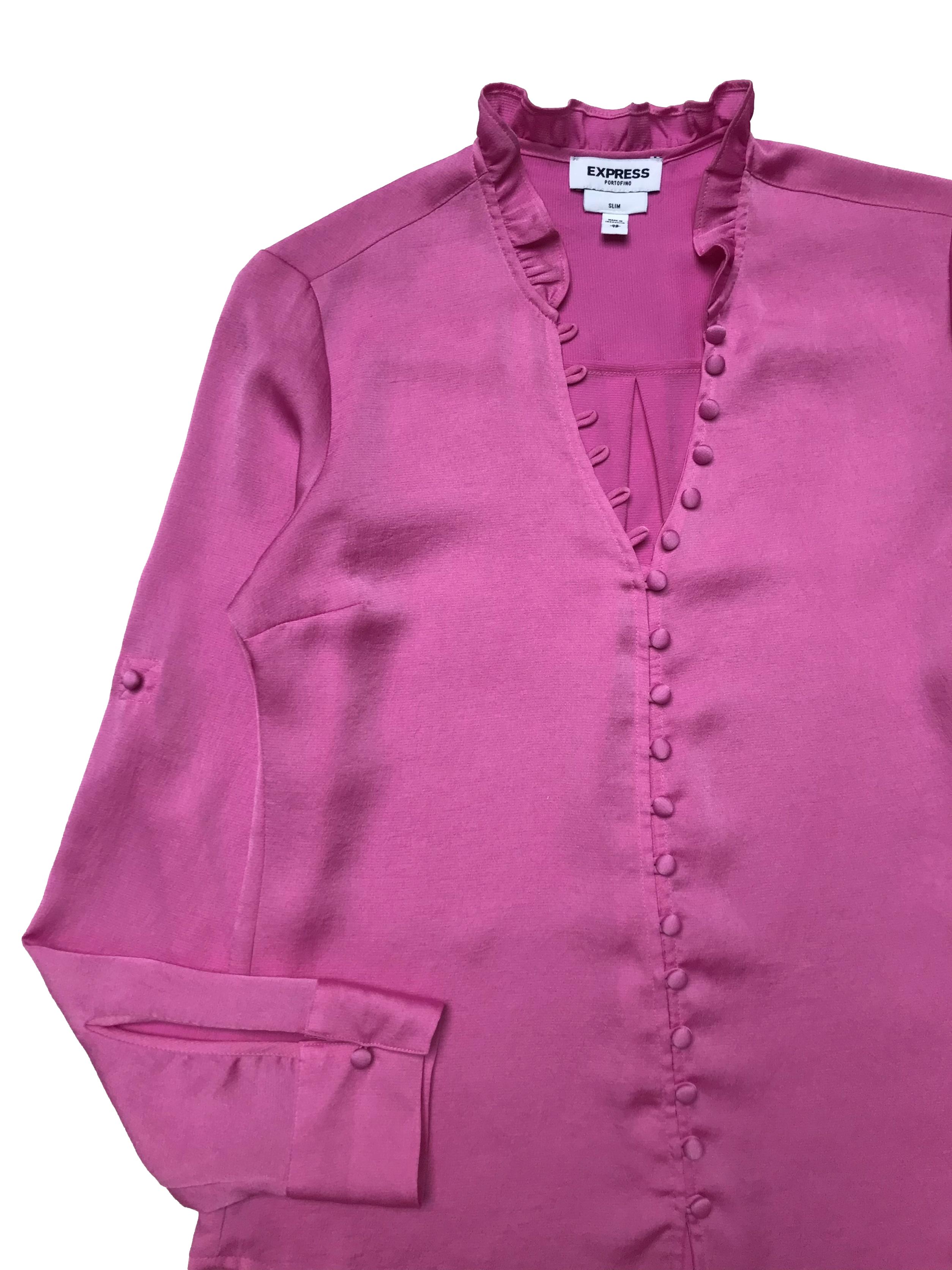 Blusa Express rosa chicle con fila de botones forrados y bobo en el cuello, mangas regulables con botón, es suelta. Busto 96cm Largo 60cm