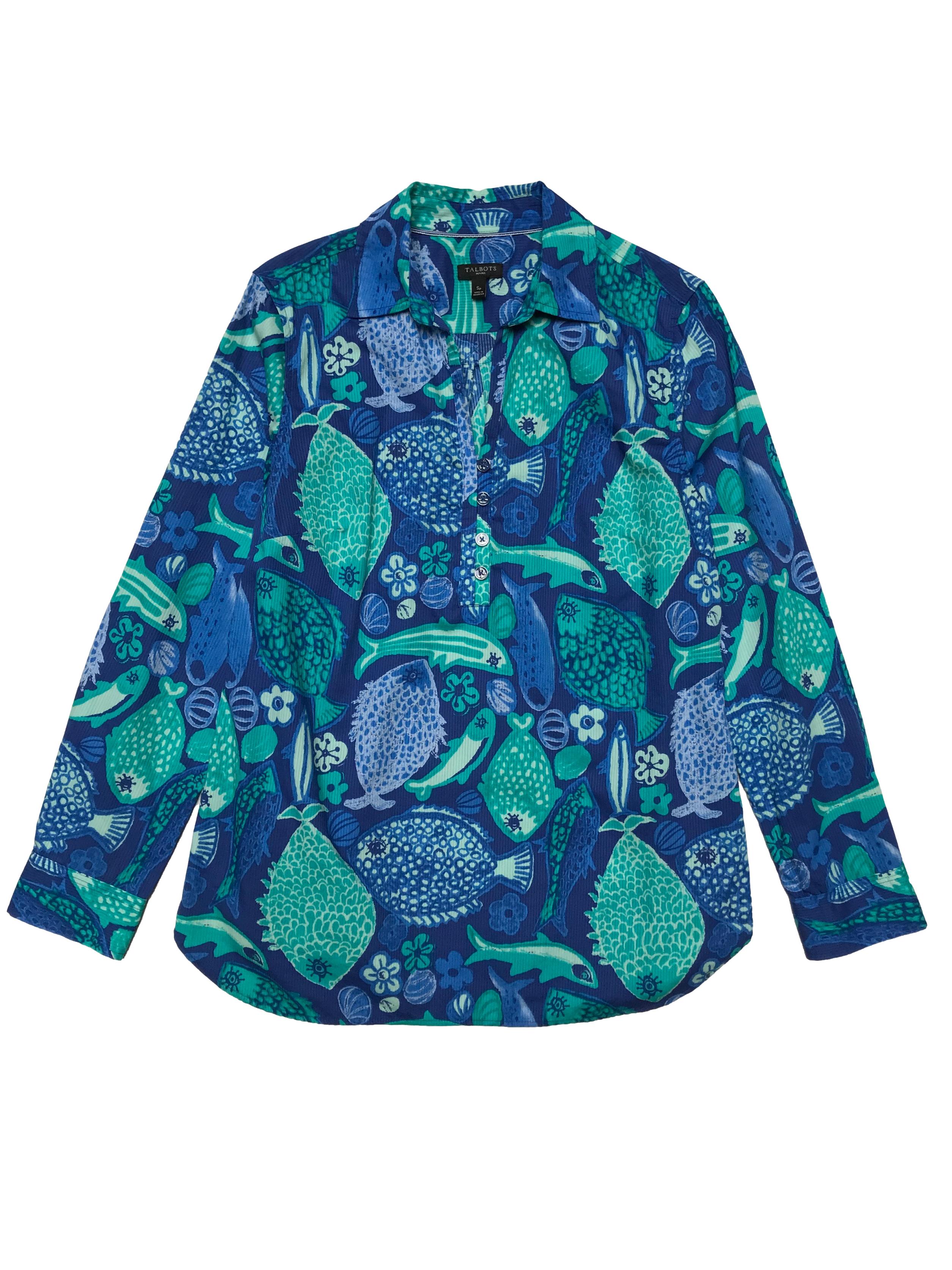 Blusa Talbots 100% algodón con textura en líneas, estampado de peces y flores de tonos azules, con botones en el pecho, es suelta. Busto 98cm Largo 65cm. Precio original s/ 290