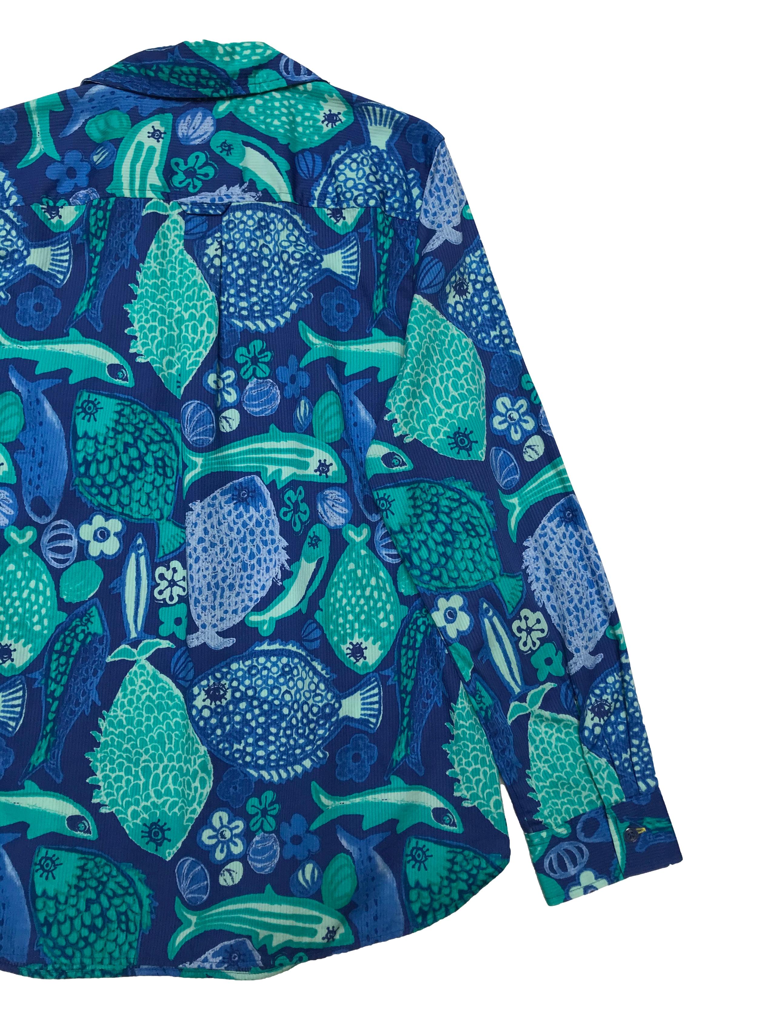 Blusa Talbots 100% algodón con textura en líneas, estampado de peces y flores de tonos azules, con botones en el pecho, es suelta. Busto 98cm Largo 65cm. Precio original s/ 290