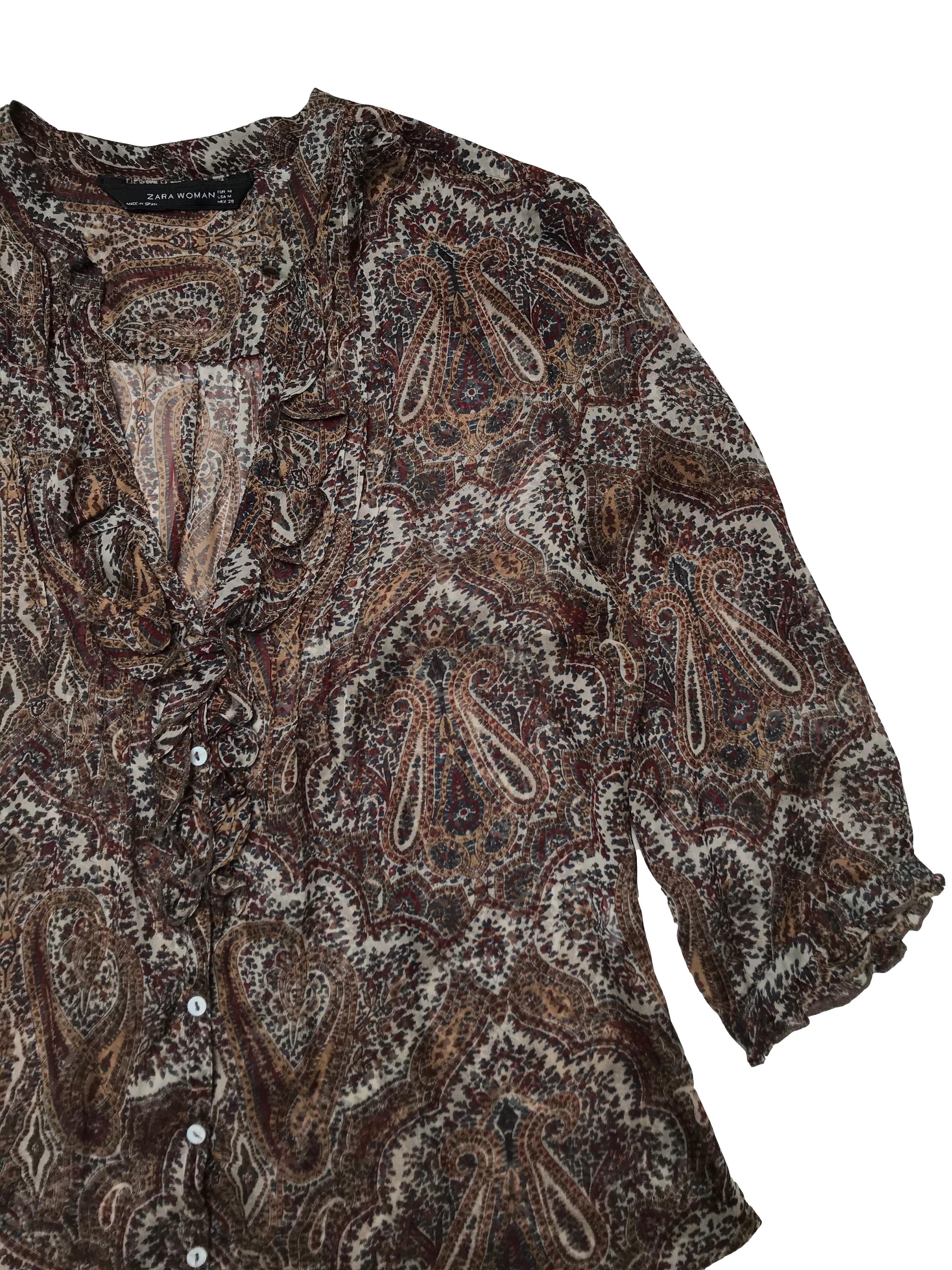 Blusa Zara 100% seda con estampado paisley, escote en V con bobos  y botones delanteros, mangas 3/4. Busto 98cm Largo 55-65cm