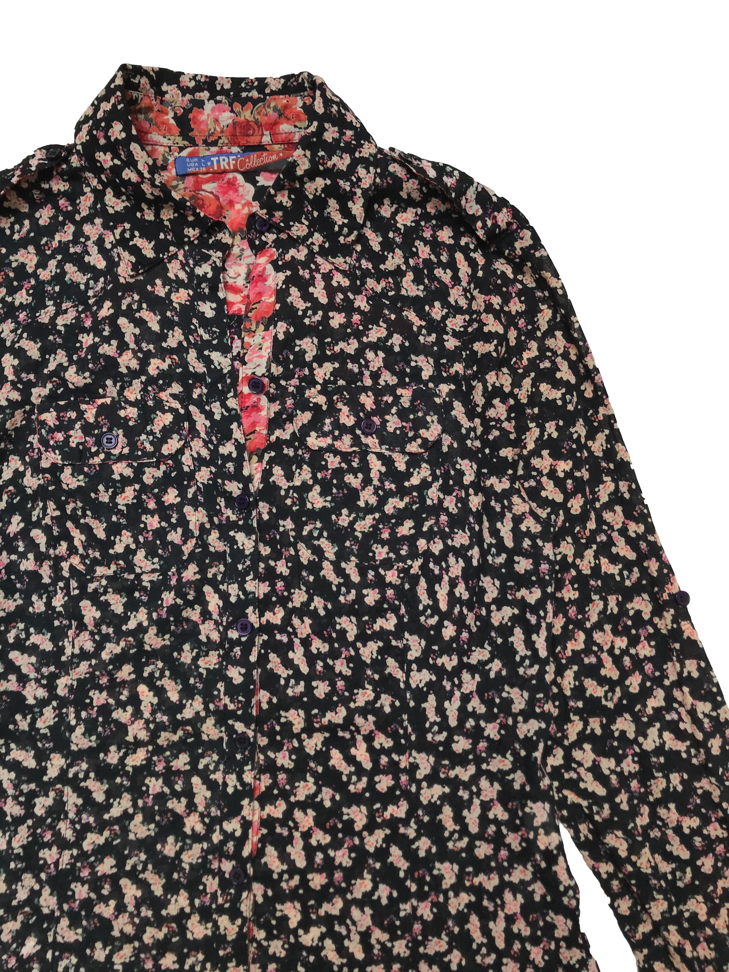 Camisa Zara 100% algodón negra con estampado de flores, tiene pinzas, botones y bolsillos delanteros. Busto 97cm Largo 60cm 