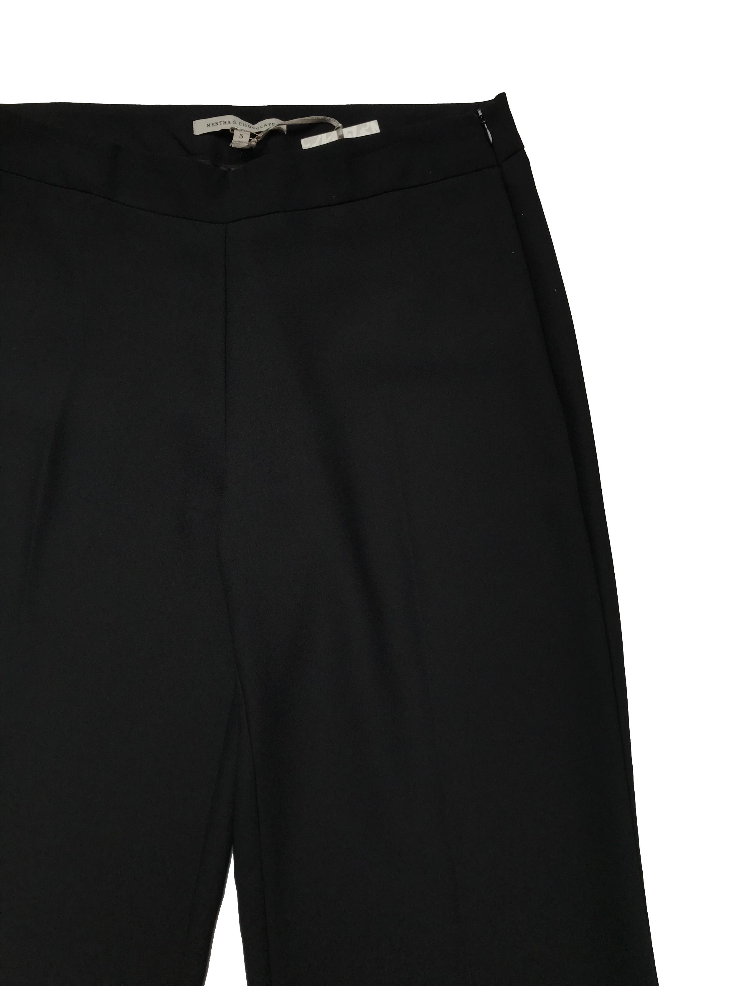 Pantalón formal Mentha&Chocolate negro, a la cintura con pinzas posteriores, cierre lateral y corte pierna ancho con caída hermosa. Cintura 80cm Largo 110cm. Nuevo con etiqueta. Precio original S/ 179