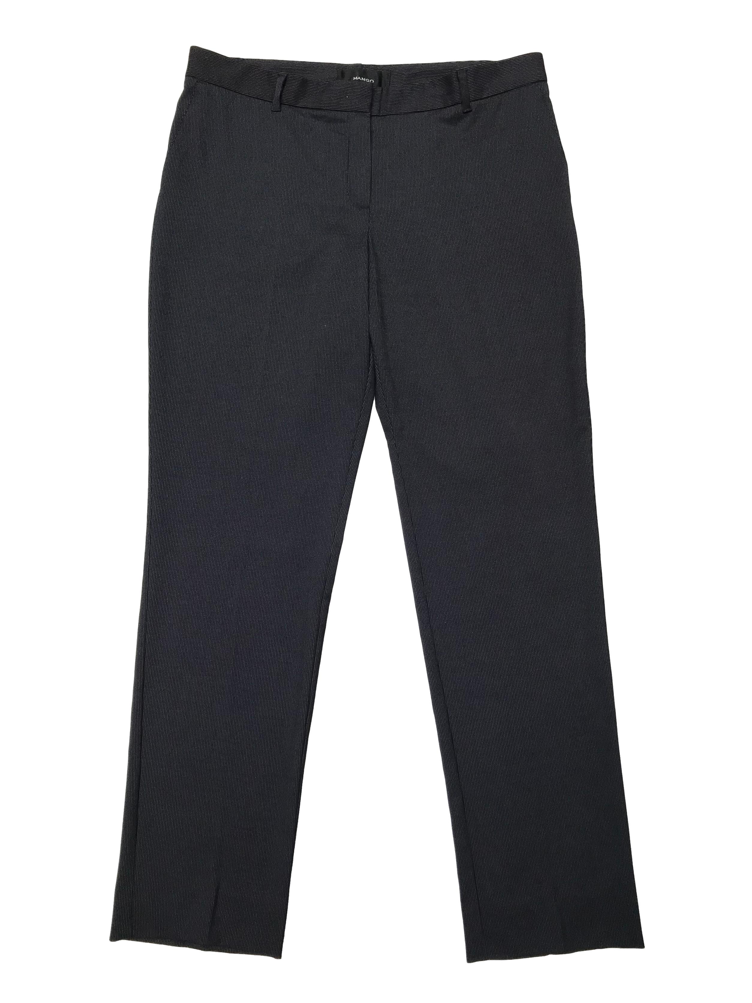 Pantalón Mango azul oscuro con líneas blancas, tiro medio, corte slim. Pretina 84cm Tiro 26cm Largo 100cm