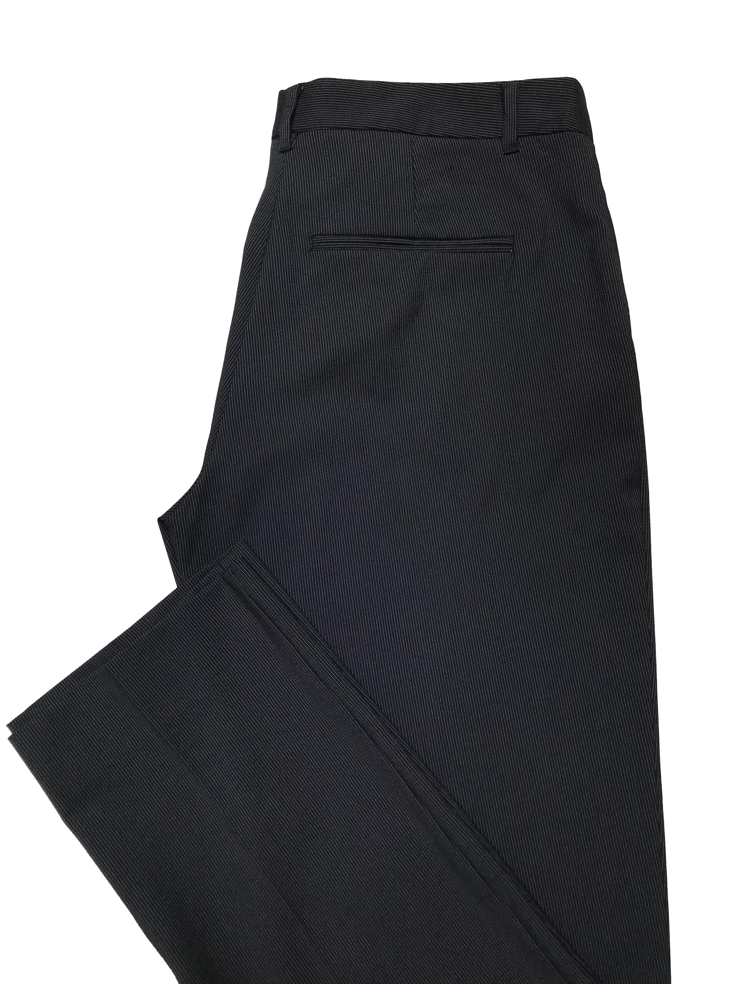 Pantalón Mango azul oscuro con líneas blancas, tiro medio, corte slim. Pretina 84cm Tiro 26cm Largo 100cm
