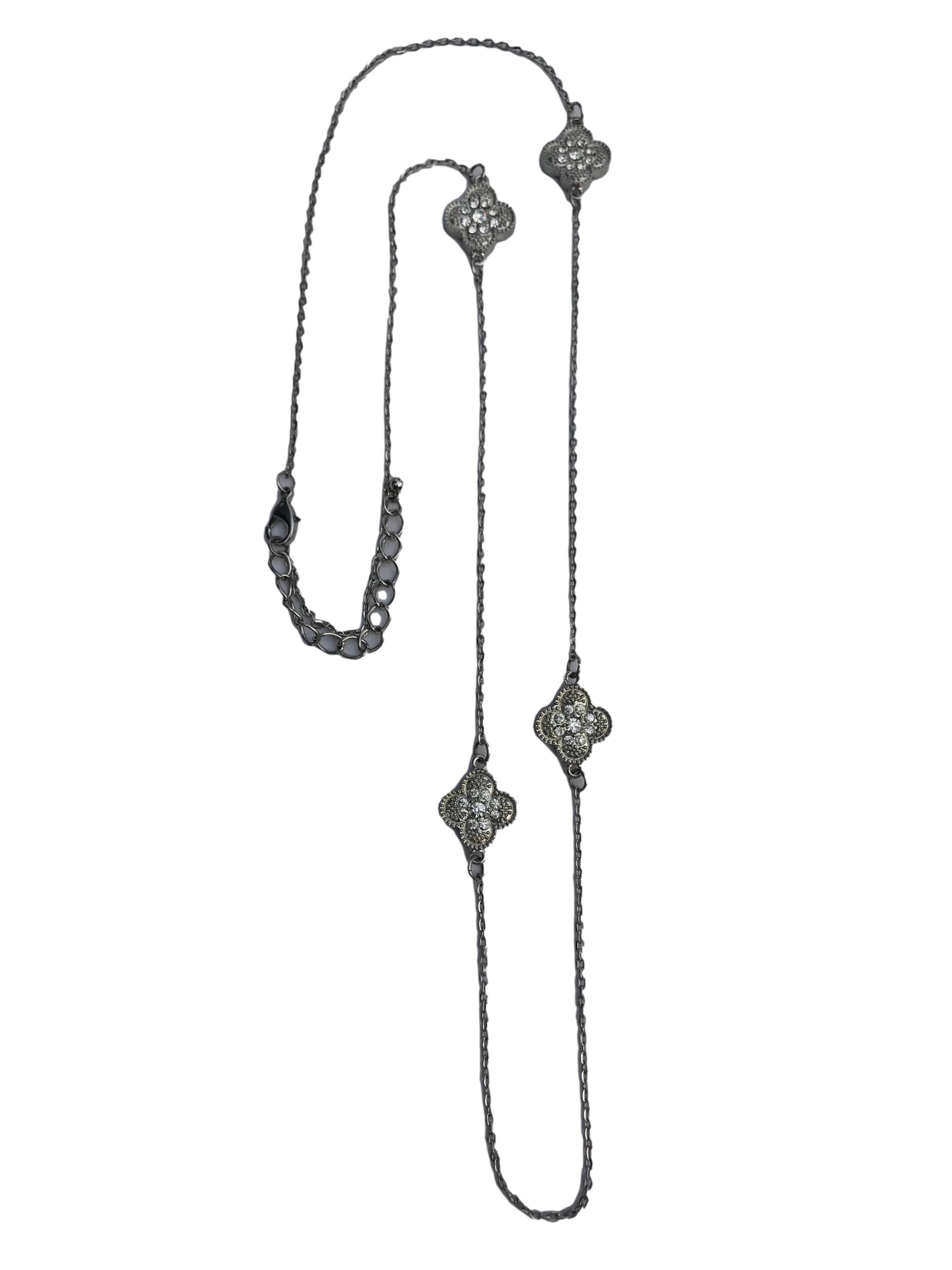 Collar cadena plateado con dijes flor e incrustaciones tipo diamante. Largo 90cm
