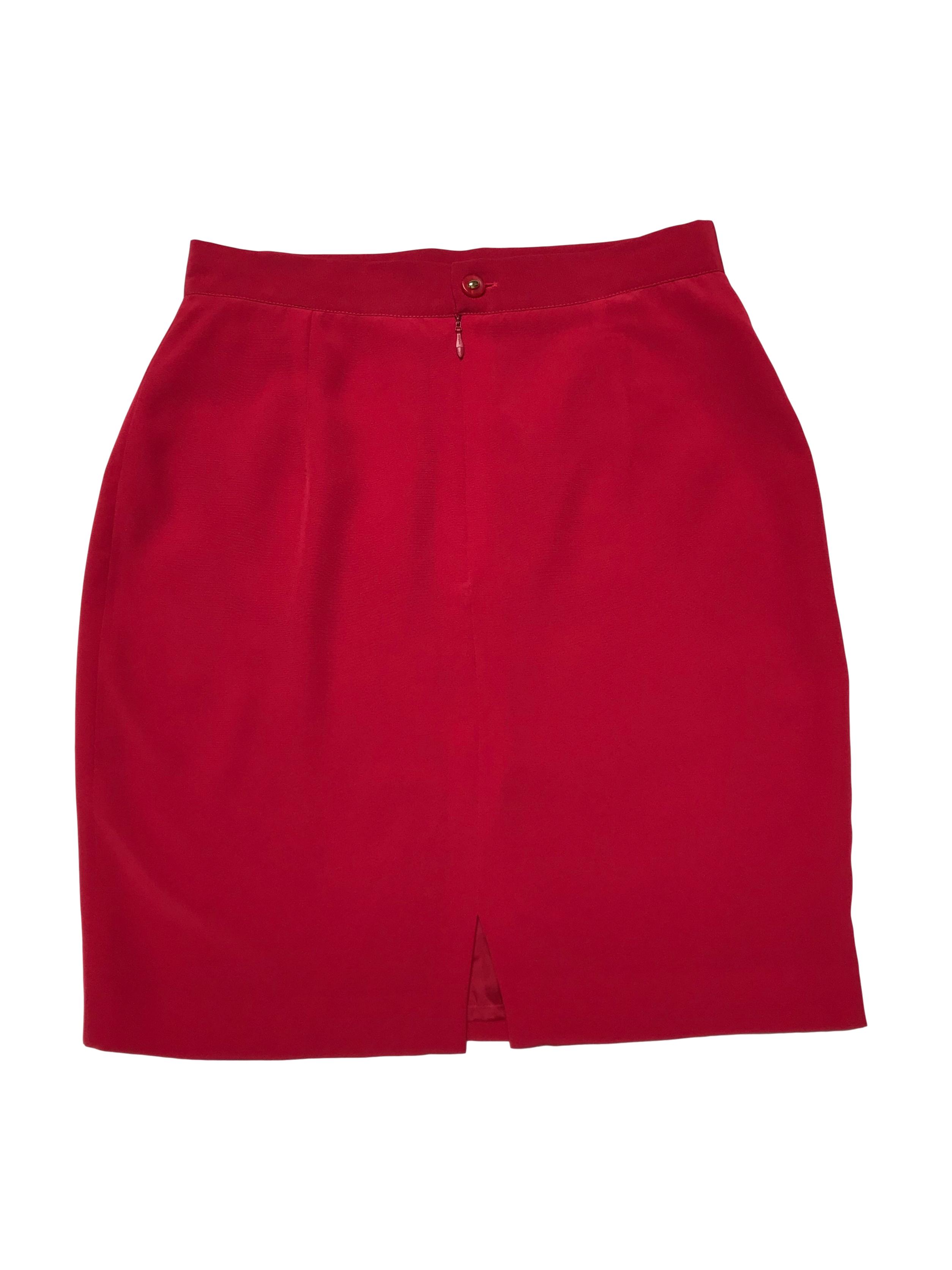Falda vintage roja con botón, cierre y abertura posterior, lleva forro. Cintura 70cm Largo 49cm. Tiene blazer conjunto.