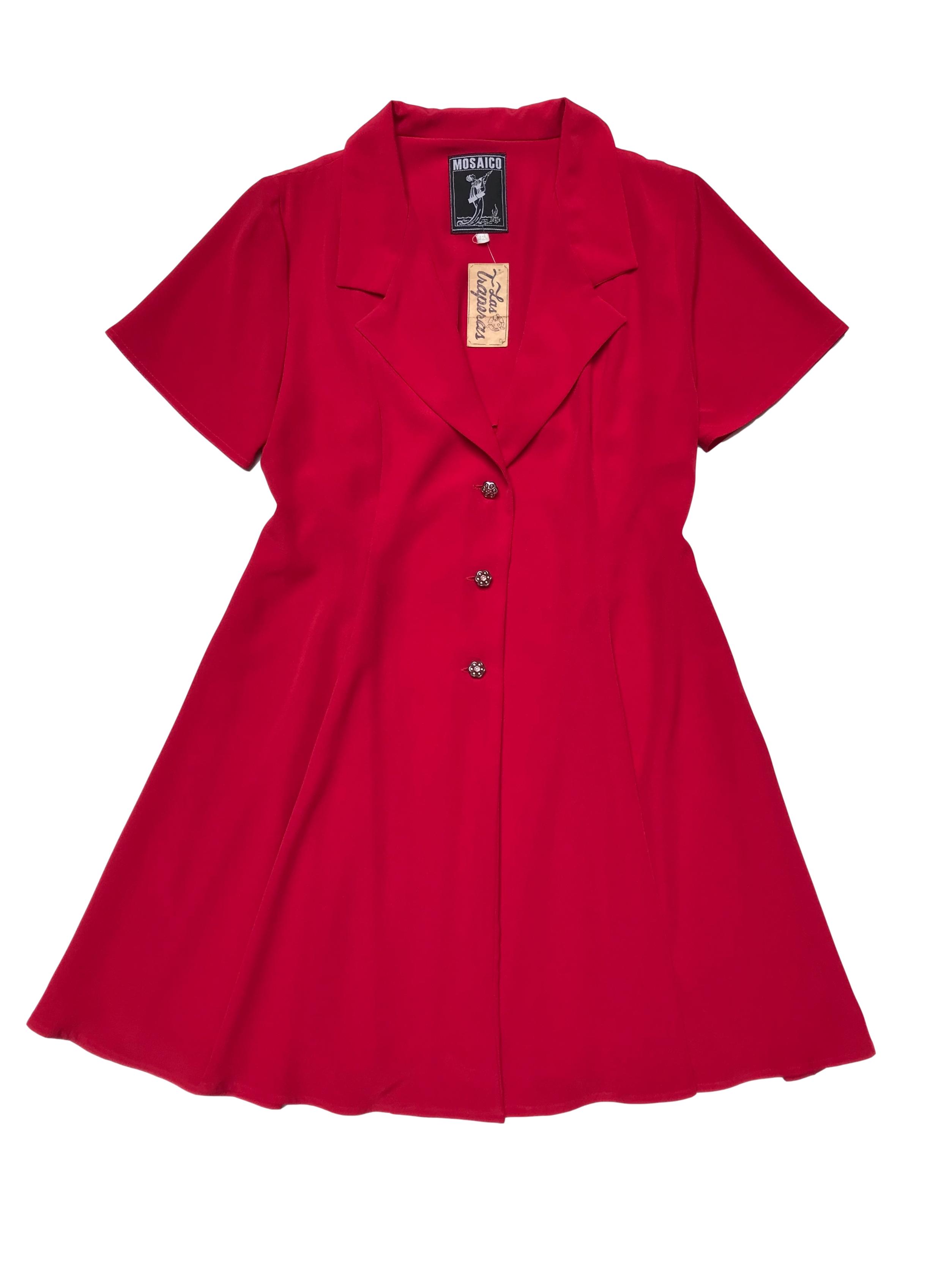Blazer vintage rojo de tela fluida, corte campana con cuelo y tres botones joya al centro. Tiene falda conjunto. Busto 94cm Largo 82cm 