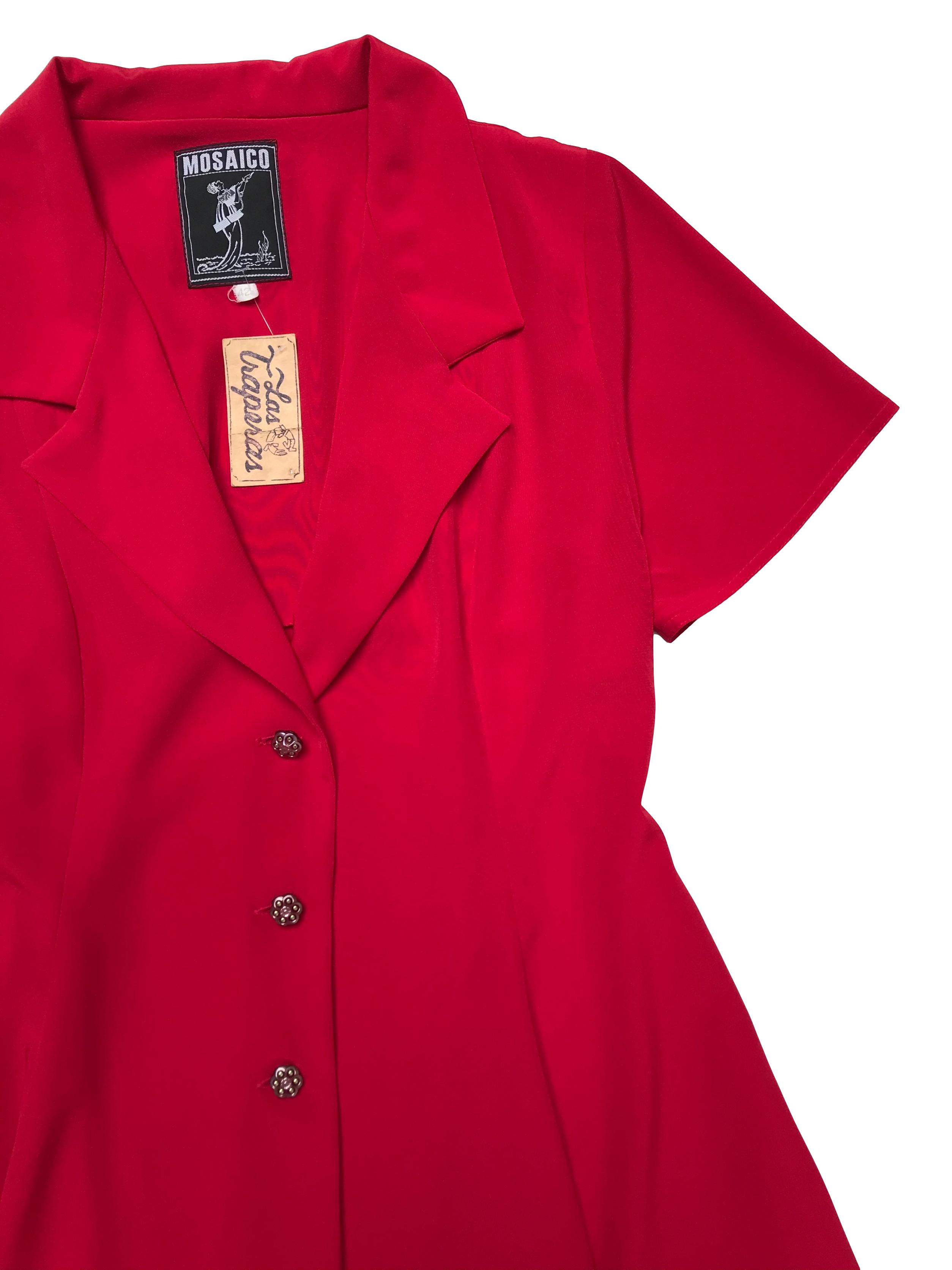 Blazer vintage rojo de tela fluida, corte campana con cuelo y tres botones joya al centro. Tiene falda conjunto. Busto 94cm Largo 82cm 