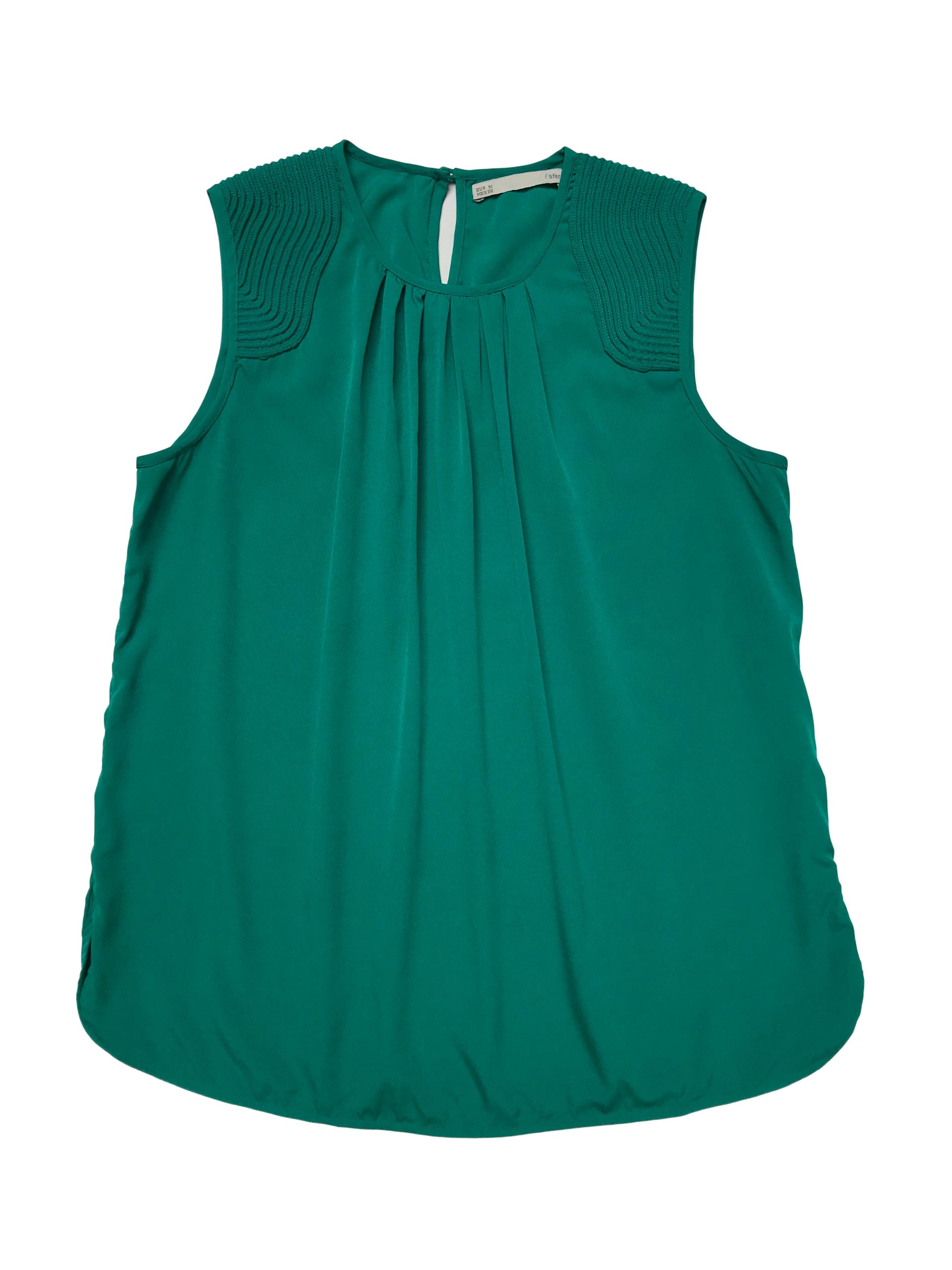Blusa Sfera verde jade de tela plana con aplicaciones texturadas en los hombros, pliegues en el cuello y botón posterior en el cuello. Busto 100cm Largo 60cm