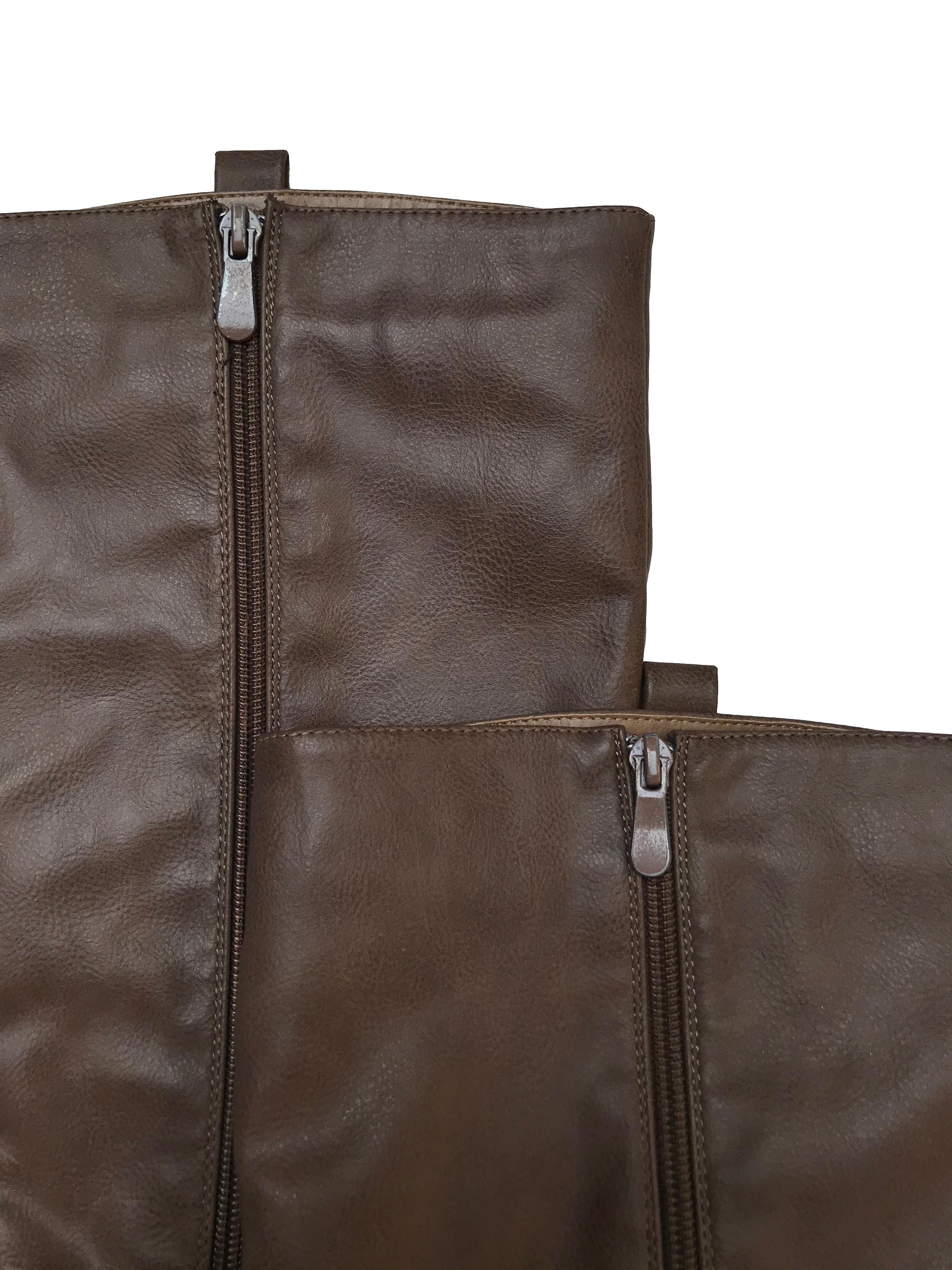 Botas Bata de cuerina marrón con cierre interno, taco 3cm. Alto caña 40cm. Estado 9/10. Precio original S/ 169