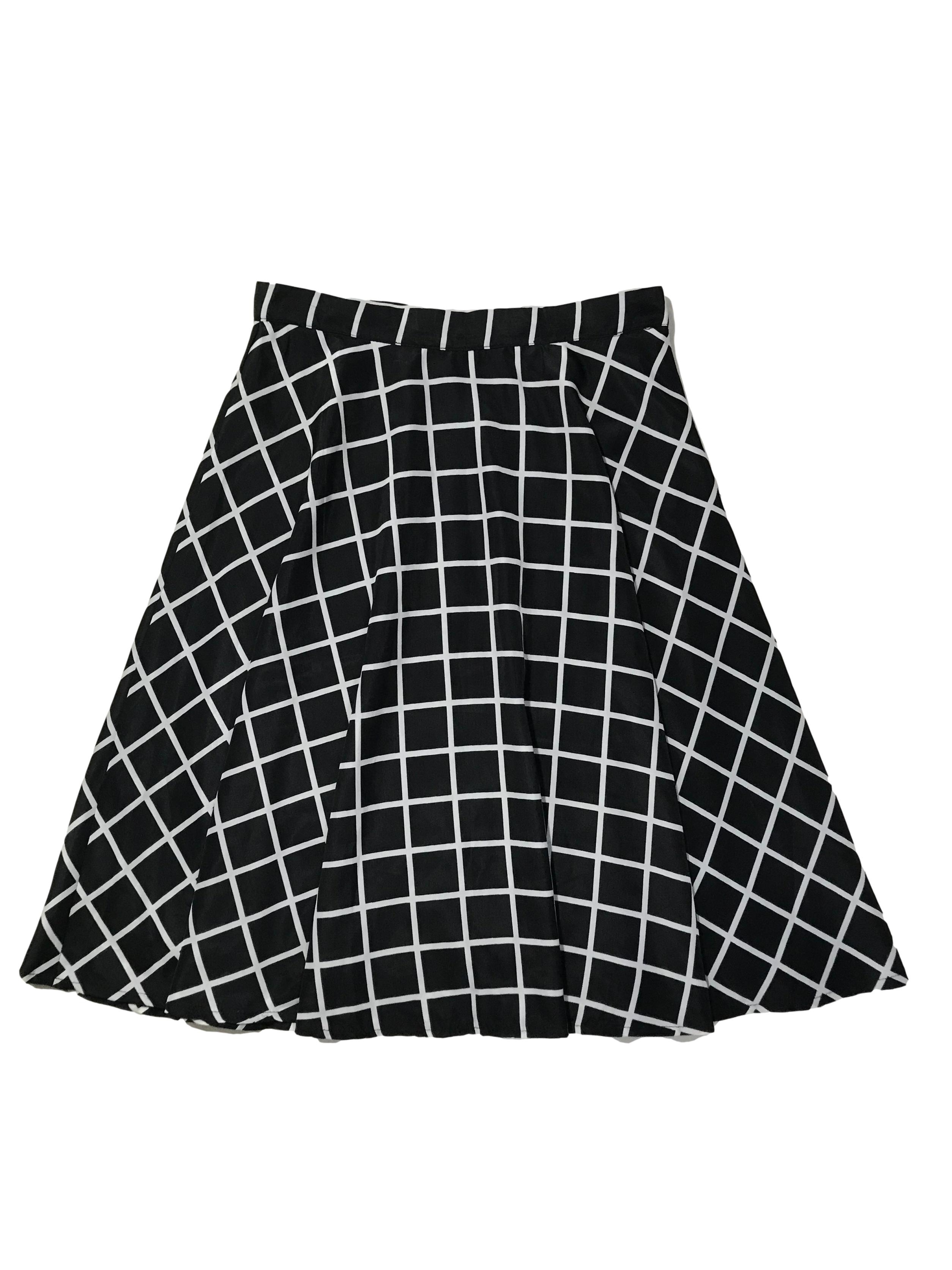 Falda campana Forever21 de tela plana sedosa a cuadros negros, es forrada, lleva cierre y botón lateral. Cintura 70cm Largo 60cm | Las