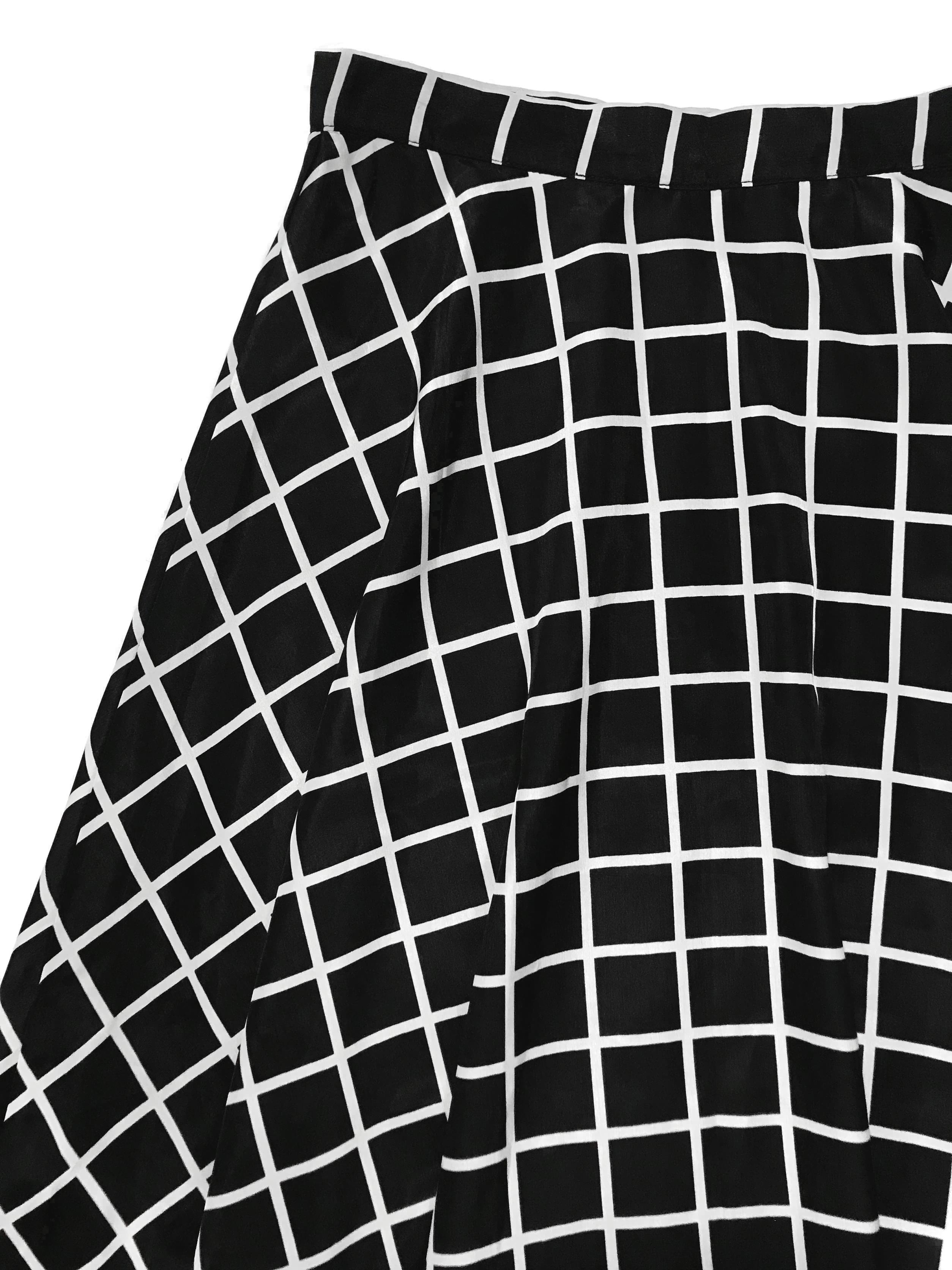 Falda campana Forever21 de tela plana sedosa a cuadros negros, es forrada, lleva cierre y botón lateral. Cintura 70cm Largo 60cm
