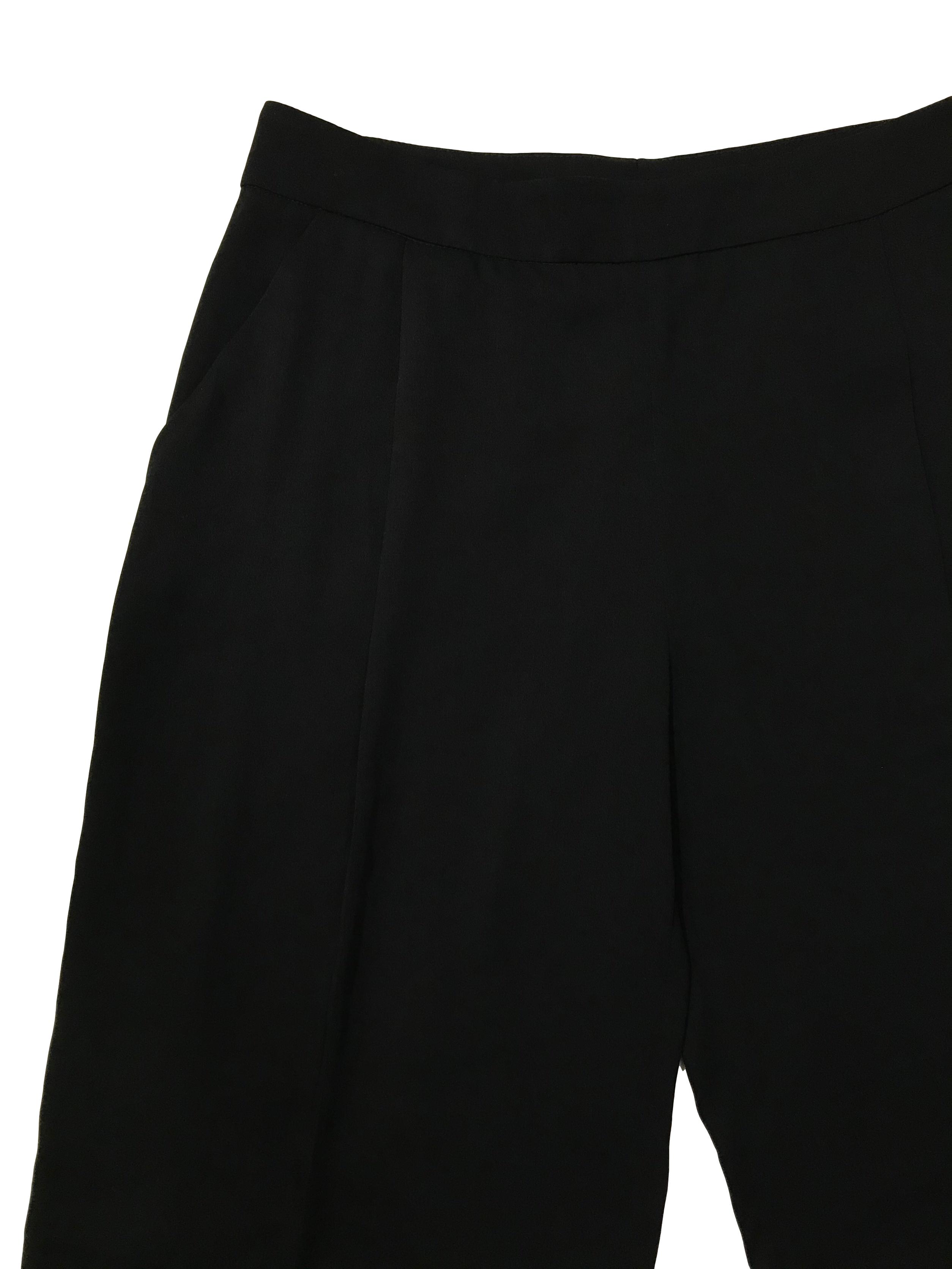 Bermuda Zara fluida negra con pliegues delanteros y bolsillos laterales, corte recto con cierre al lado . Cintura 80cm Largo 58cm. Precio original S/ 139