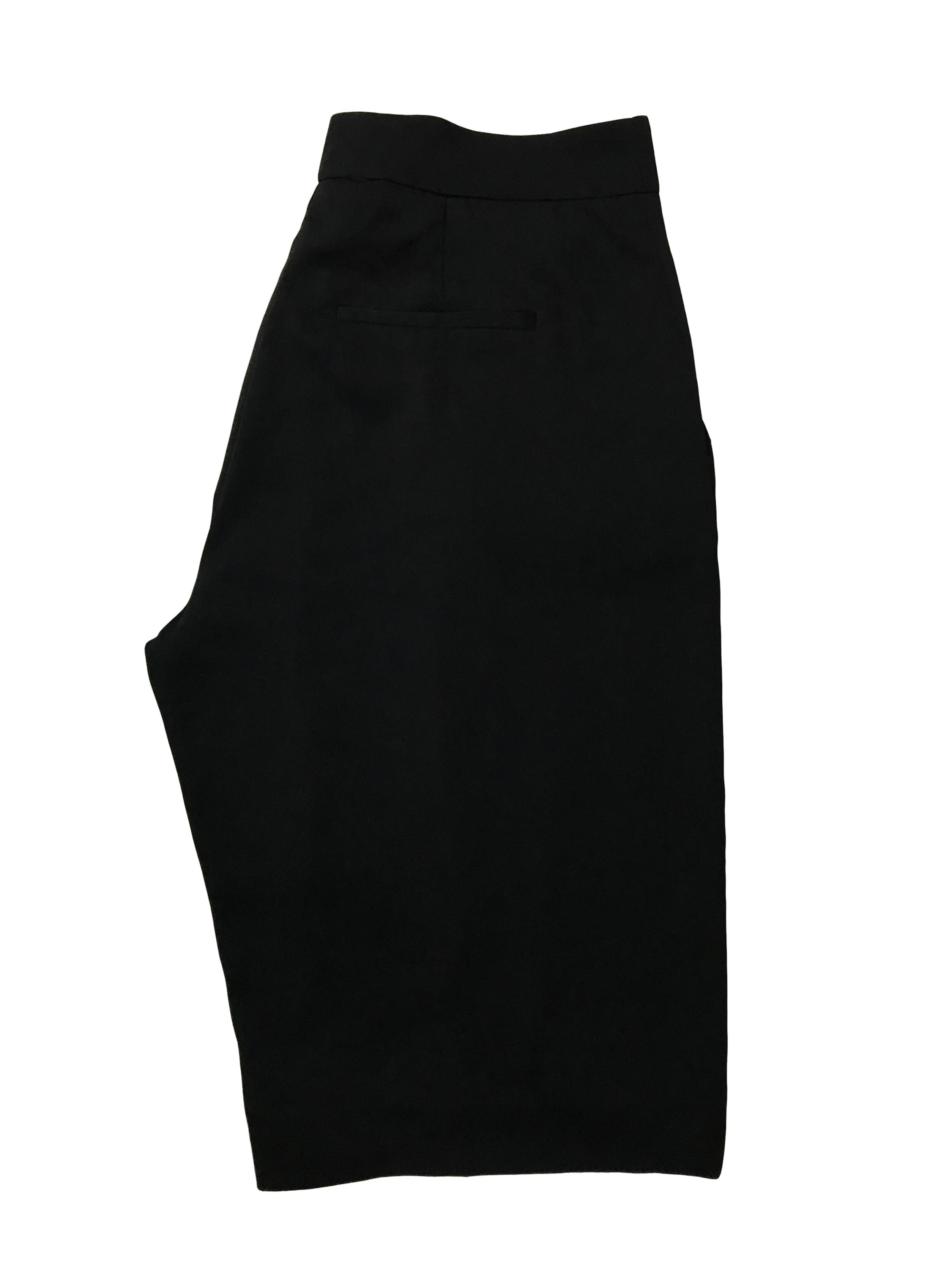 Bermuda Zara fluida negra con pliegues delanteros y bolsillos laterales, corte recto con cierre al lado . Cintura 80cm Largo 58cm. Precio original S/ 139