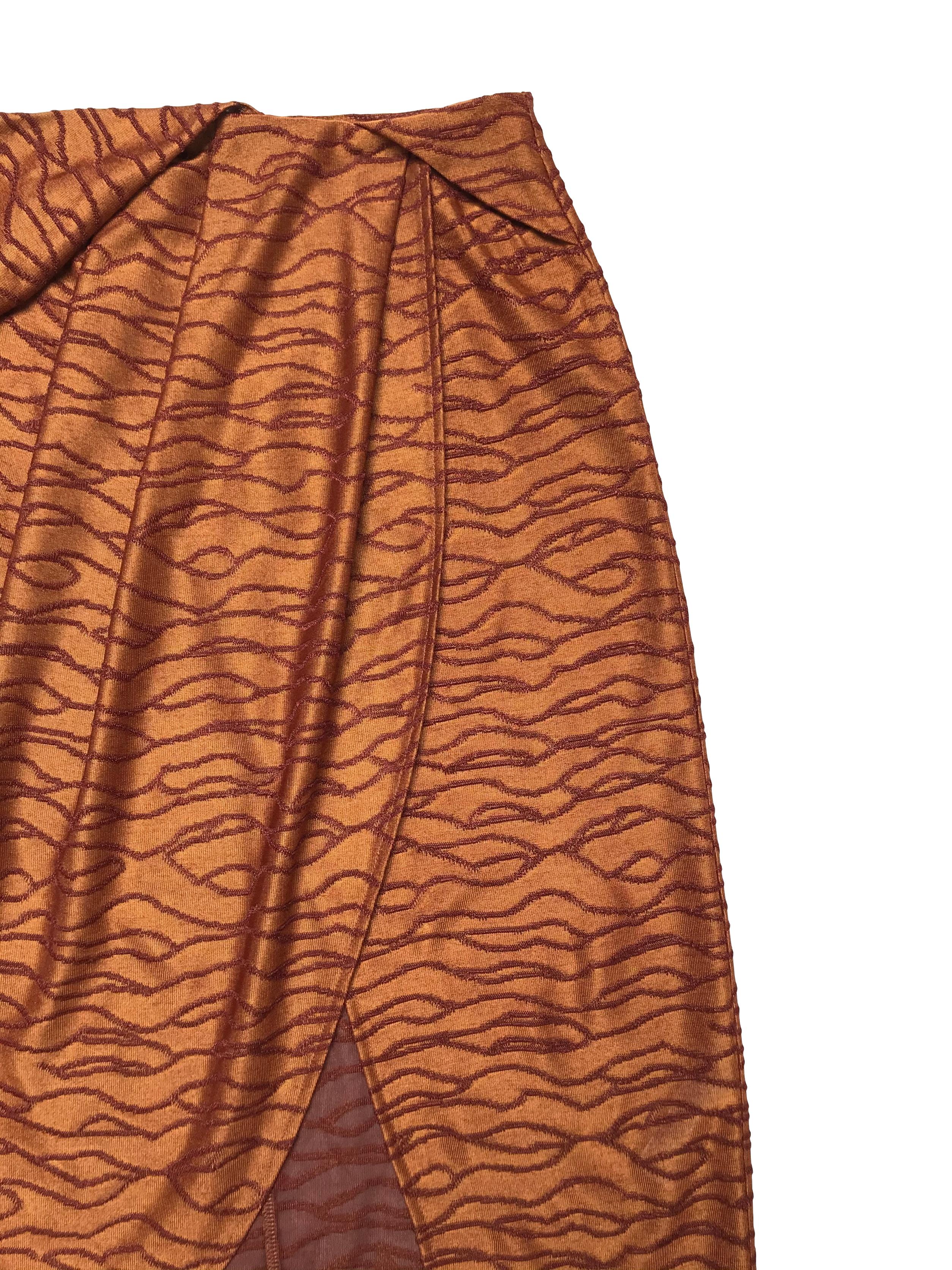 Falda midi Zara, tela de punto ocre con bordados al tono, con pliegues y cruce delantero, lleva cierre posterior. Cintura 70cm Largo 70 - 80cm