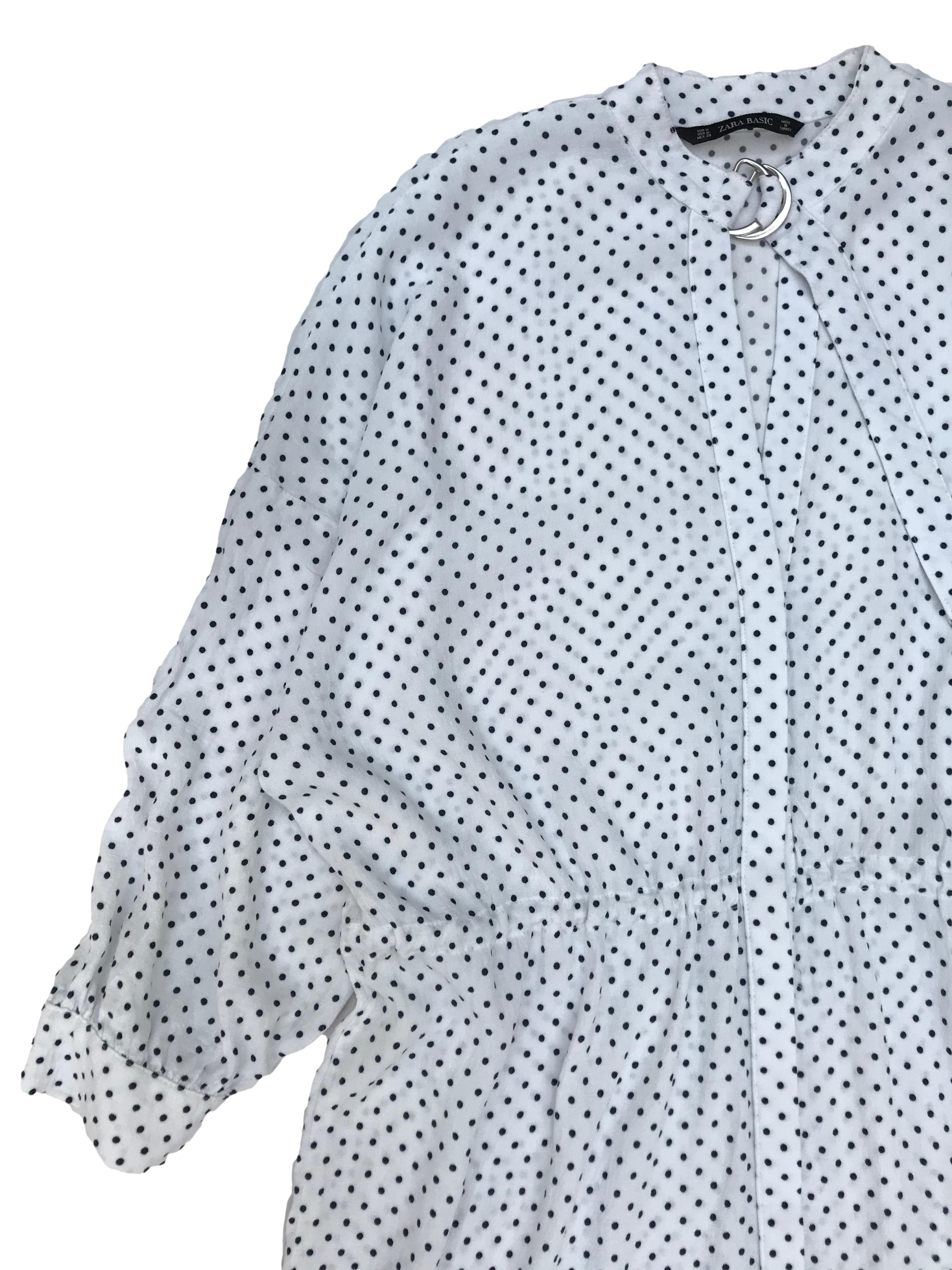 Vestido oversize Zara 100% viscosa texturada blanca con dots azules, fila de botones al centro, escote en V y correa en el cuello, tira para regular la cintura. Ancho 120cm Largo 88cm
