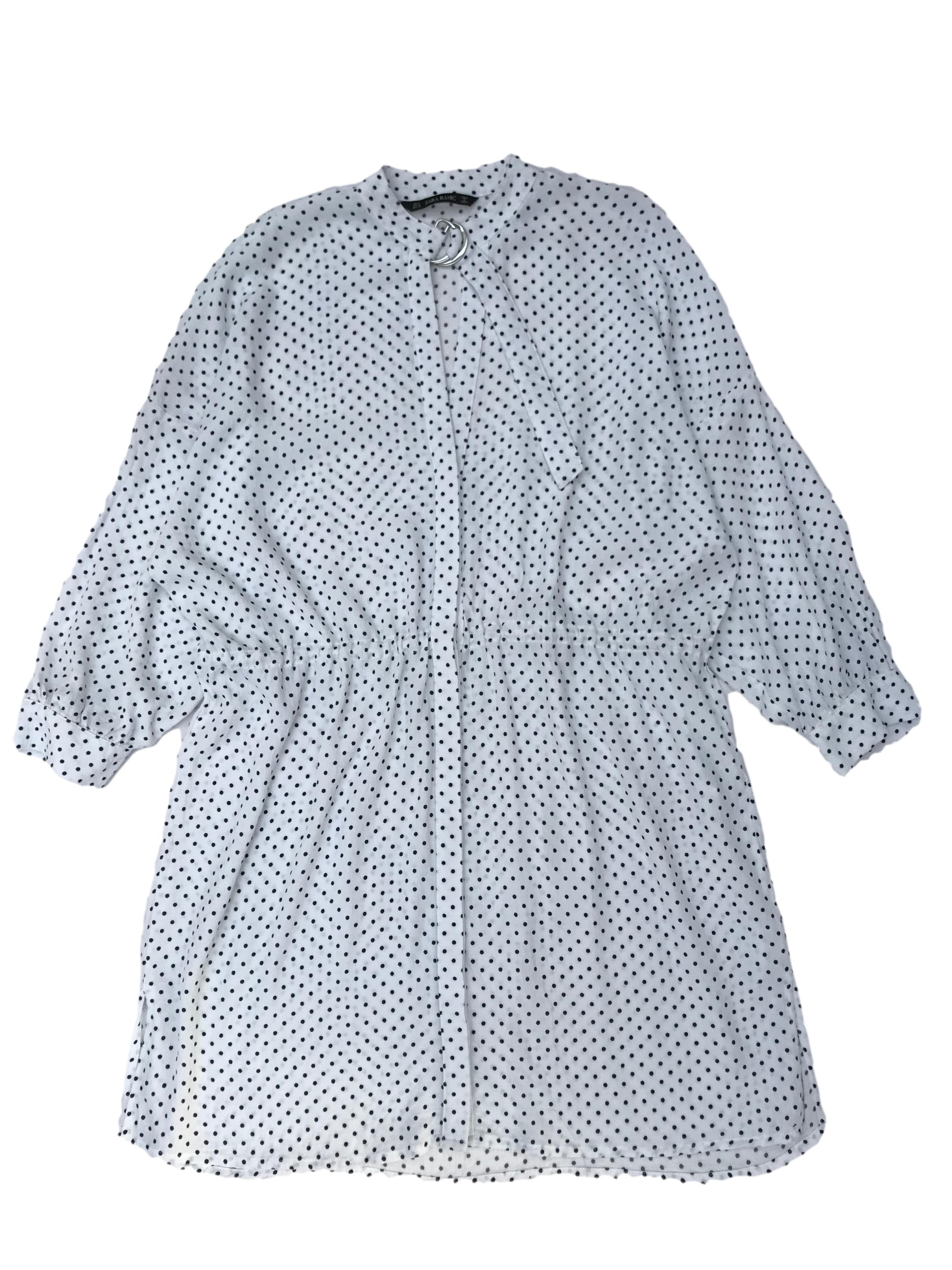Vestido oversize Zara 100% viscosa texturada blanca con dots azules, fila de botones al centro, escote en V y correa en el cuello, tira para regular la cintura. Ancho 120cm Largo 88cm