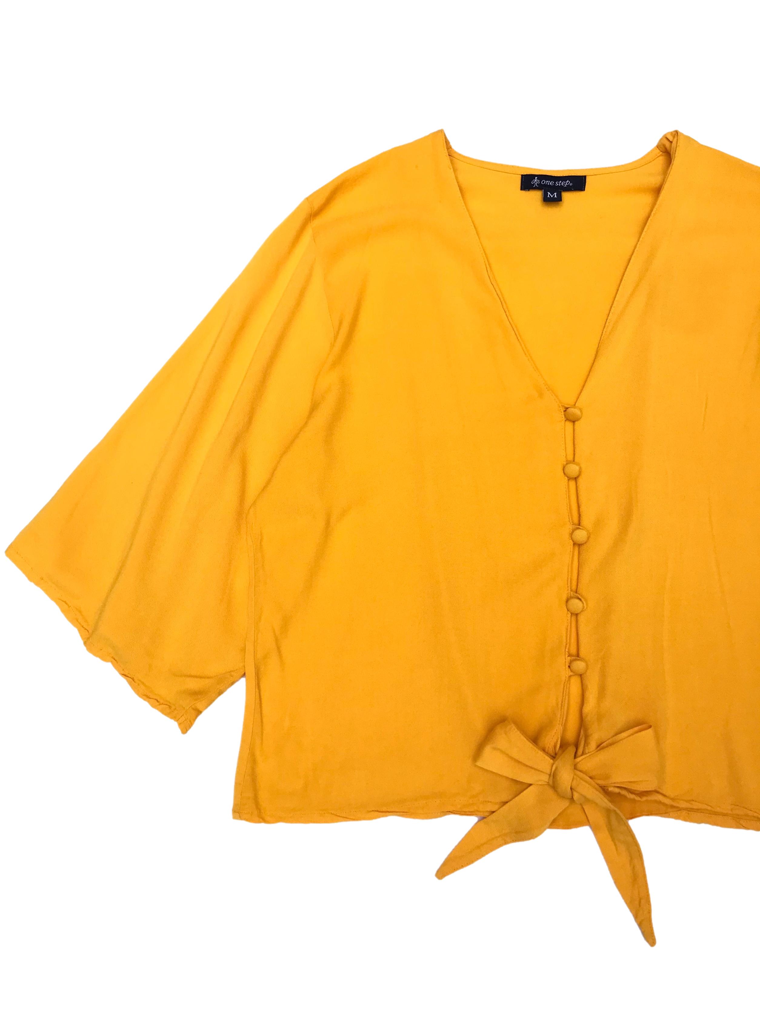 Blusa amarilla 100% rayón con botones al centro y se amarra en la basta. Busto 104cm Largo 47cm