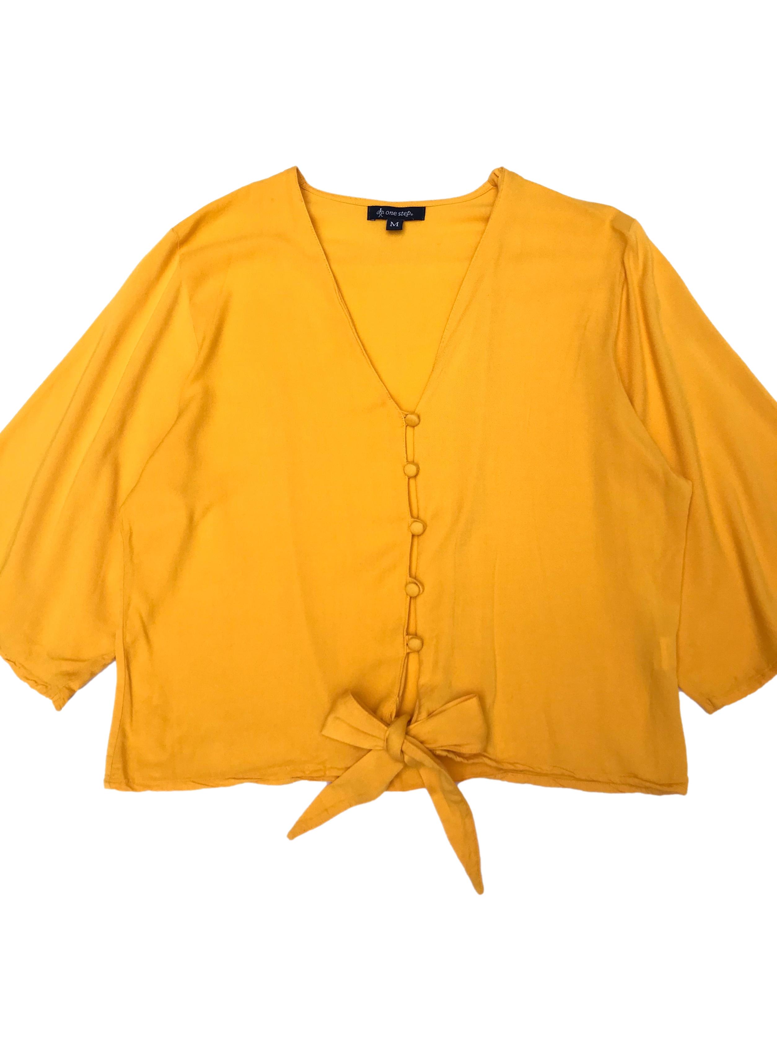 Blusa amarilla 100% rayón con botones al centro y se amarra en la basta. Busto 104cm Largo 47cm