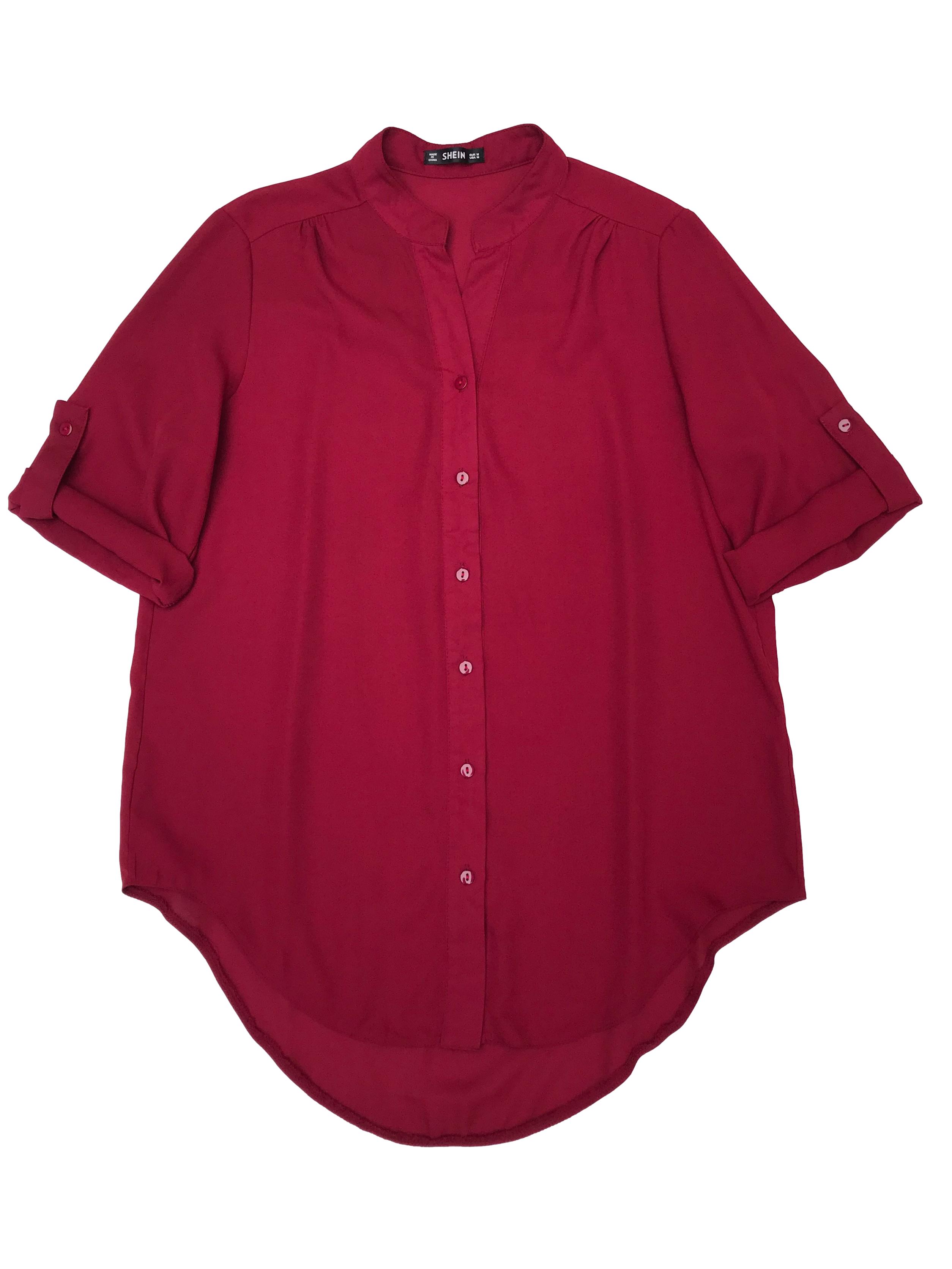 Blusa Shein de gasa guinda, cuello nerú con fila de botones delanteros, manga 3/4 regulable con botón, canesú en la espalda y basta asimétrica. Busto 102cm Largo 70cm