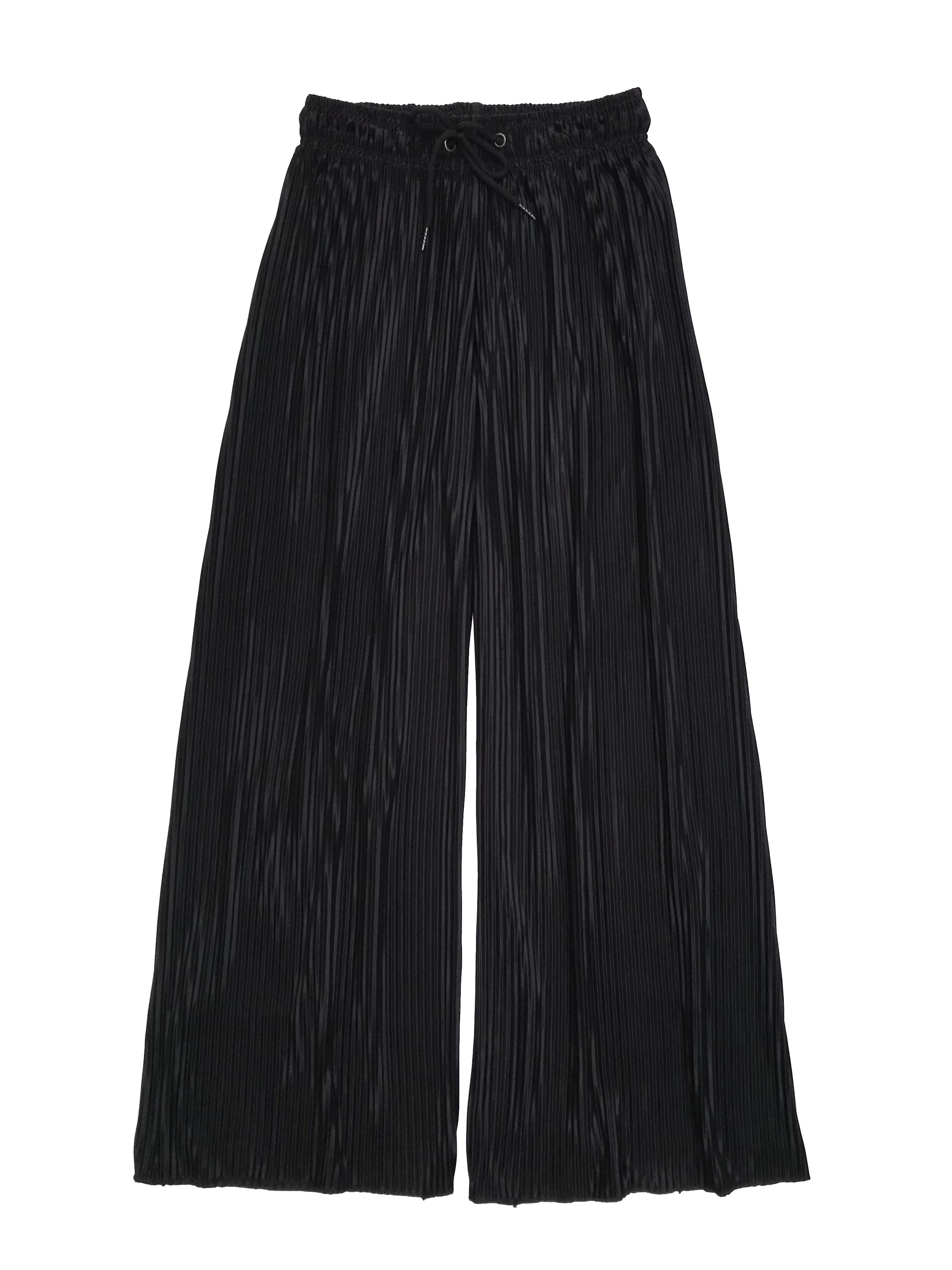 Pantalón negro satinado plisado, tela fluida, corte palazzo, pretina elástica y pasador. Cintura 68cm sin estirar Largo 97cm