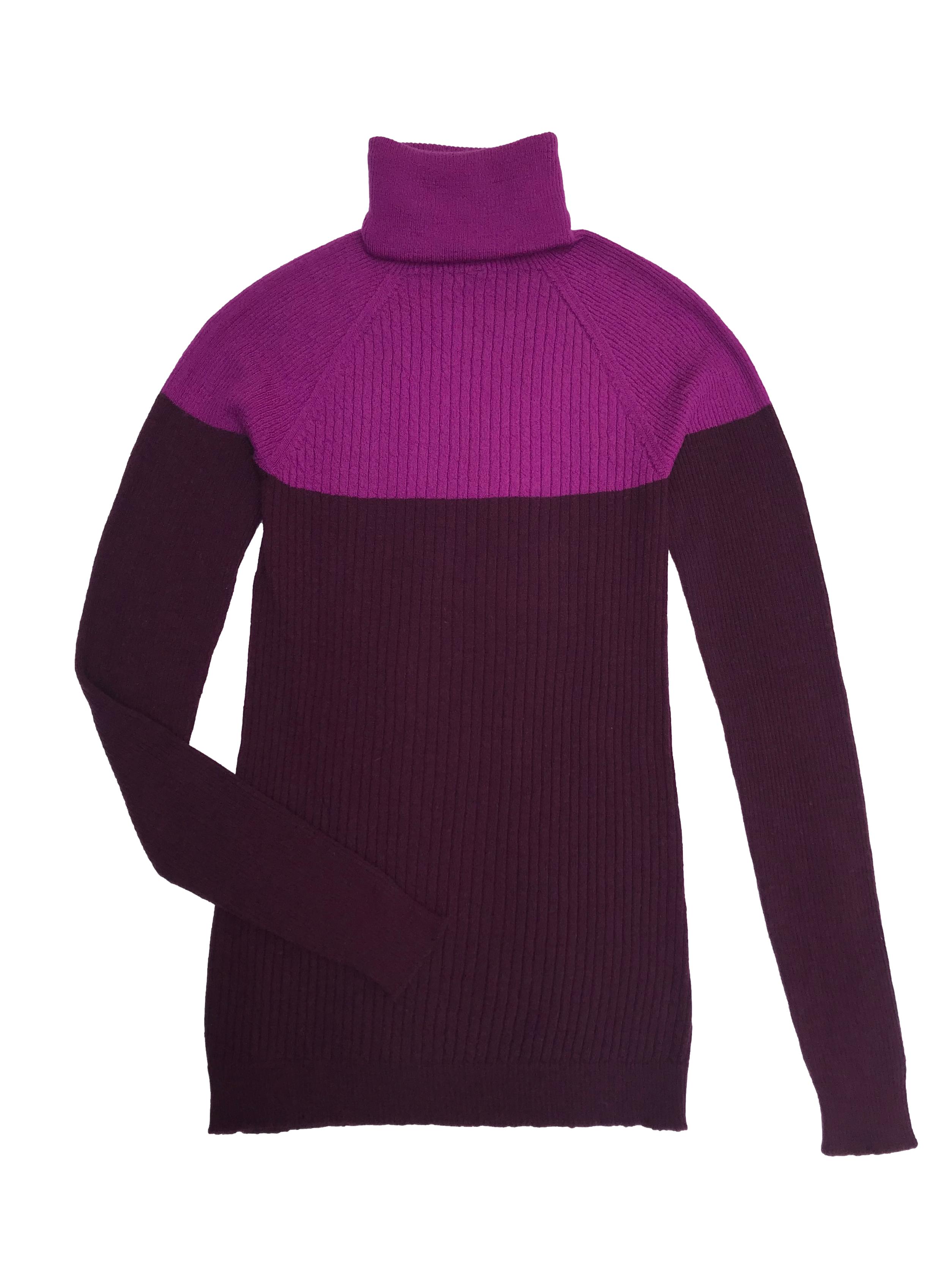 Suéter Benetton 50% lana 30% lana 20% alcrílico en tonos morados, cuello tortuga y textura acanalada. Precio original S/ 269