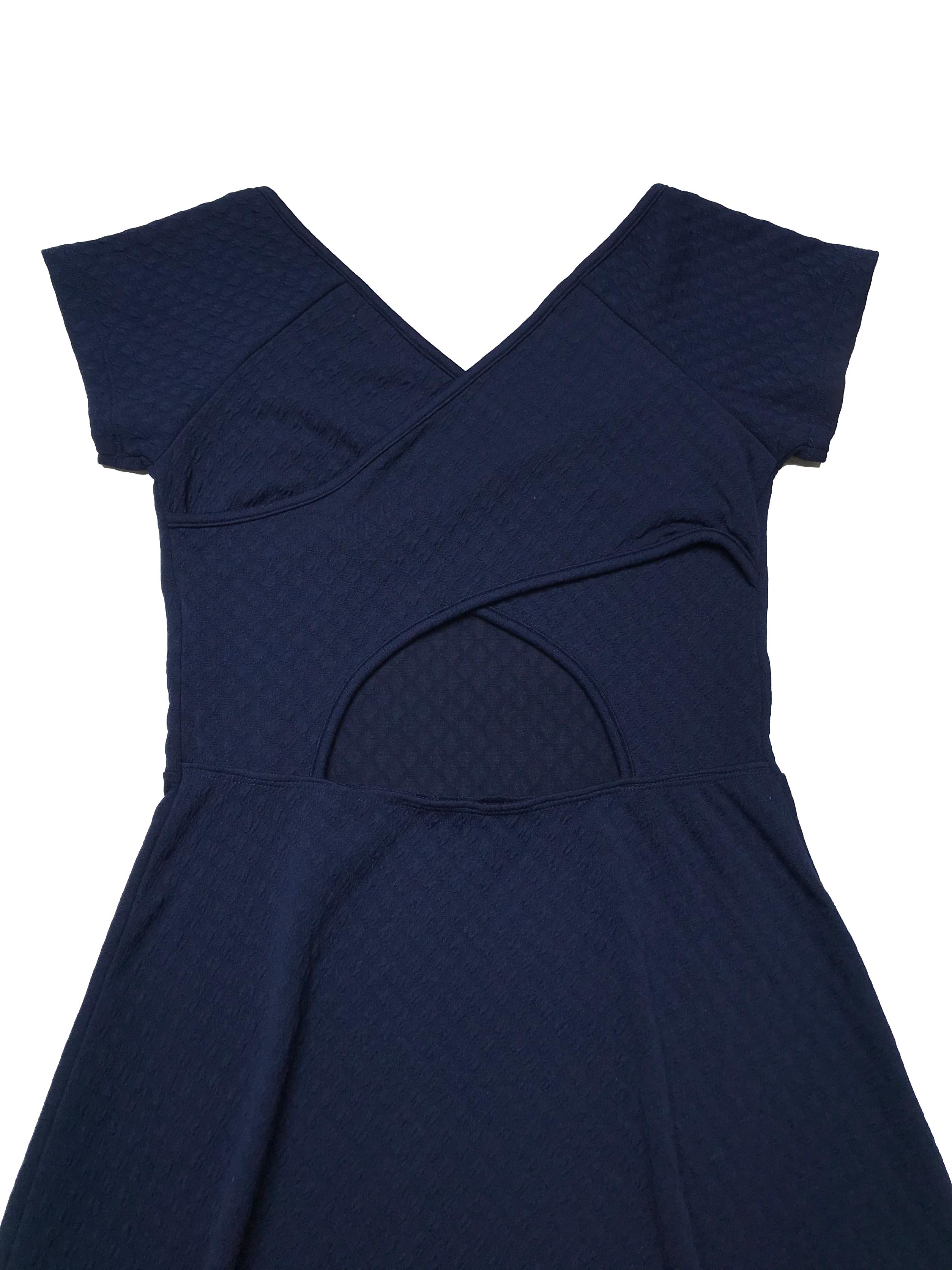 Vestido Hypnotic azul con textura, stretch, espalda cruzada y falda con vuelo. Largo 82cm