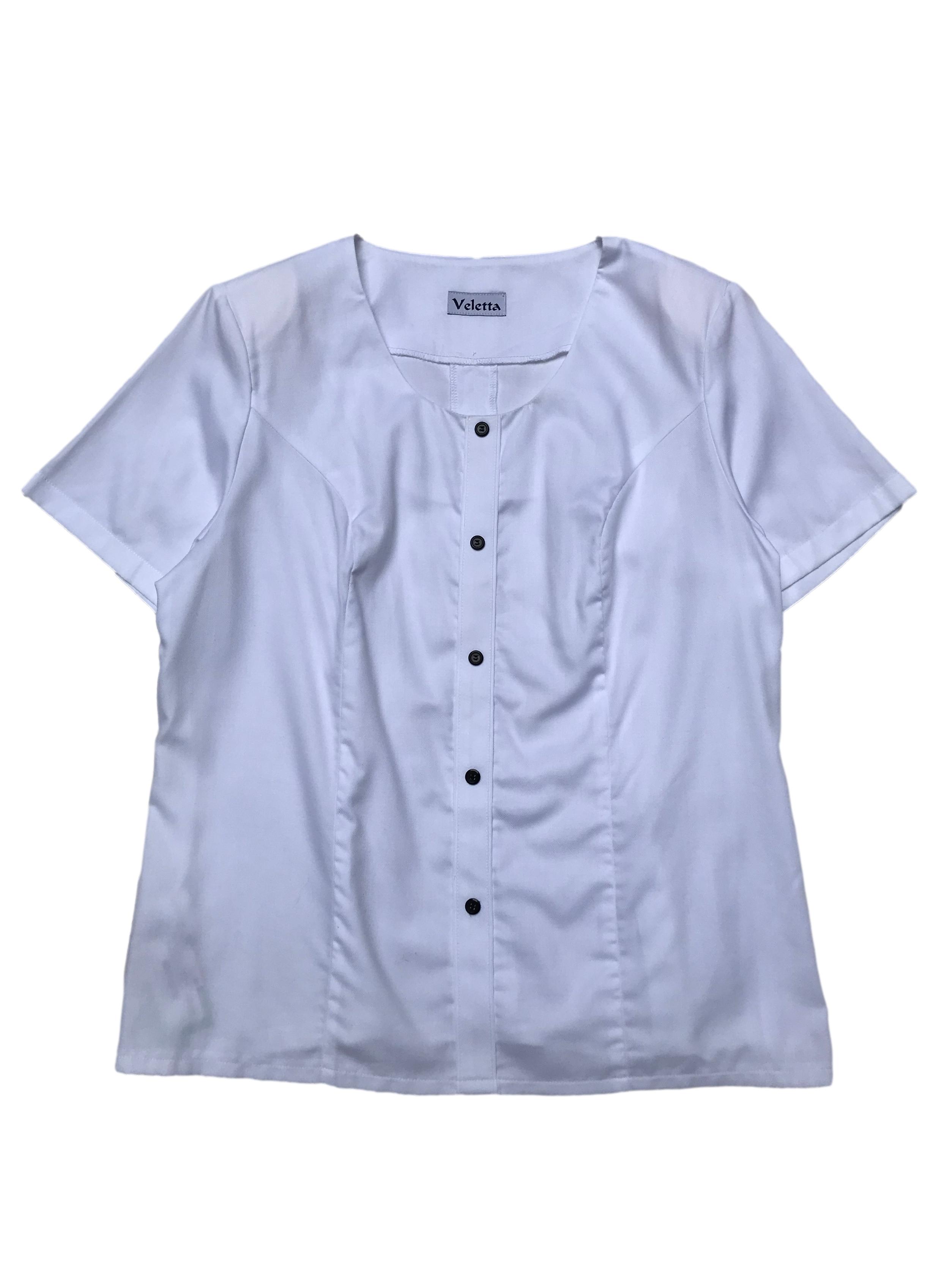 Blusa blanca 65% algodón con botones al centro, pinzas delanteras y traseras, hombreras y cierre lateral. Busto 112cm Largo 60cm 